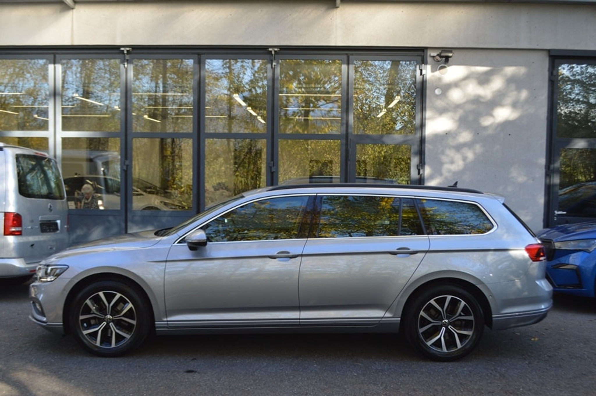 listing desktop thumbnail image 3