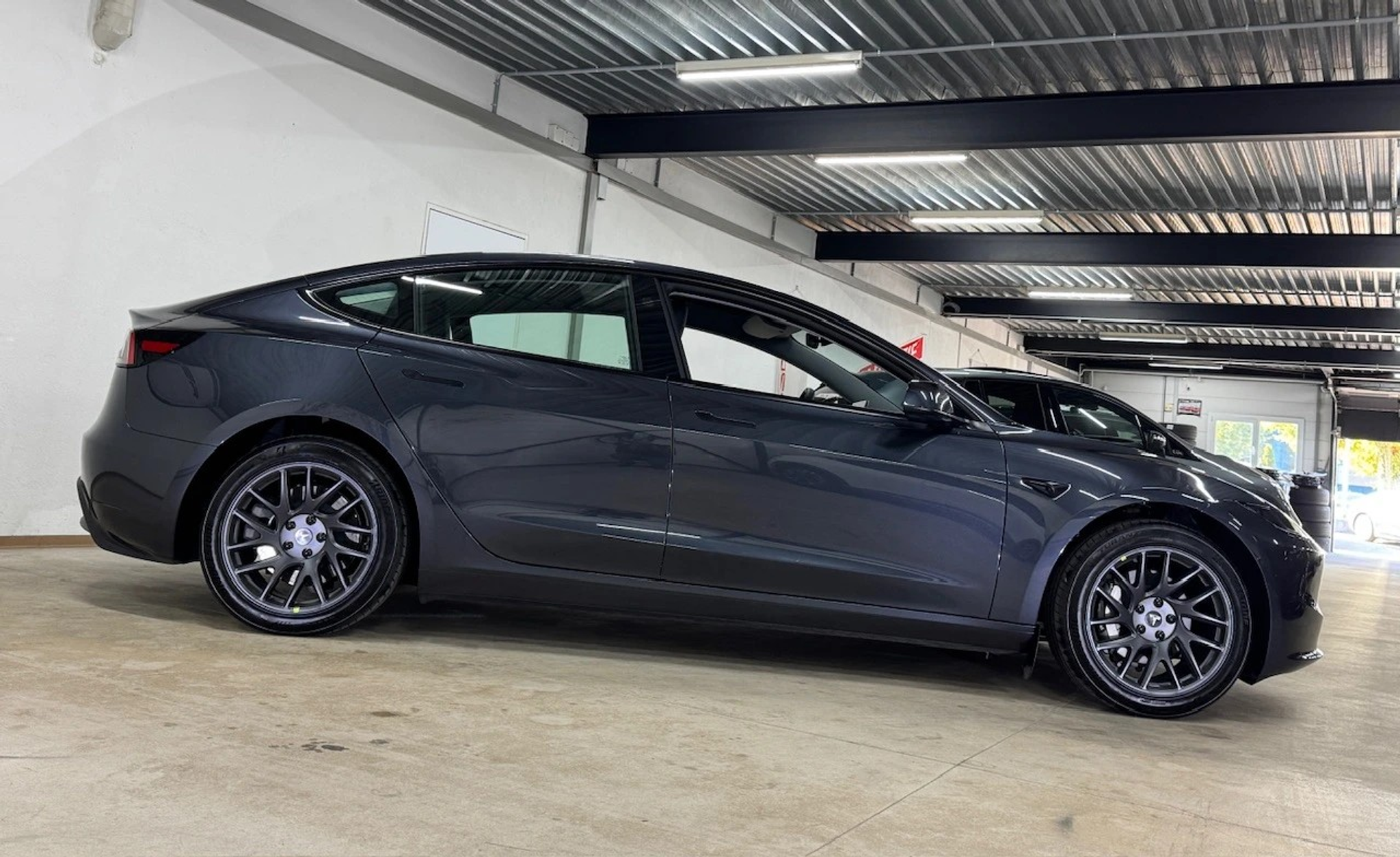 listing desktop thumbnail image 3