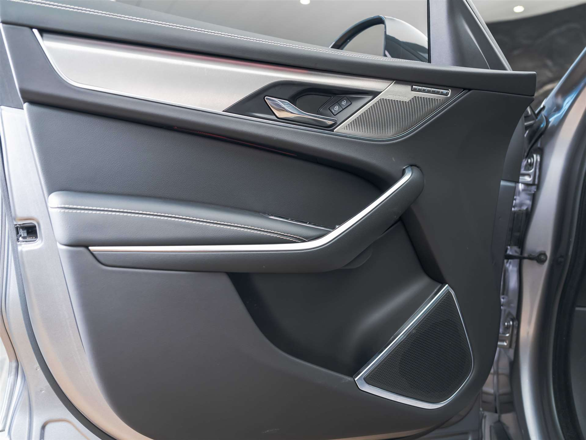 listing desktop thumbnail image 25