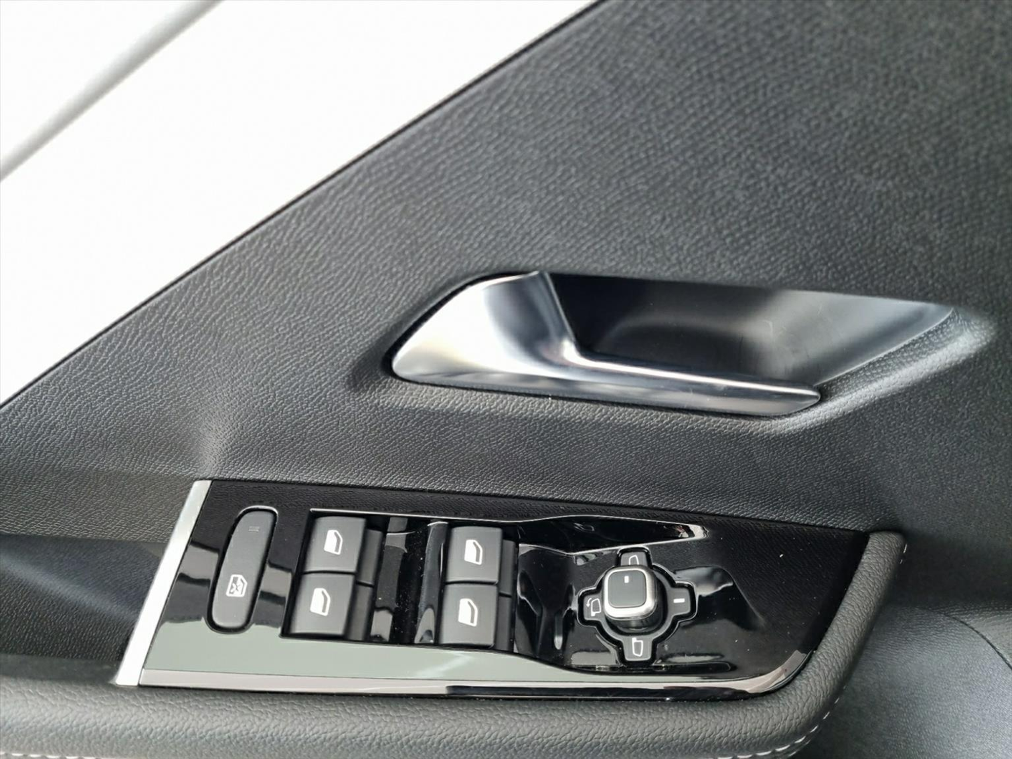 listing desktop thumbnail image 11