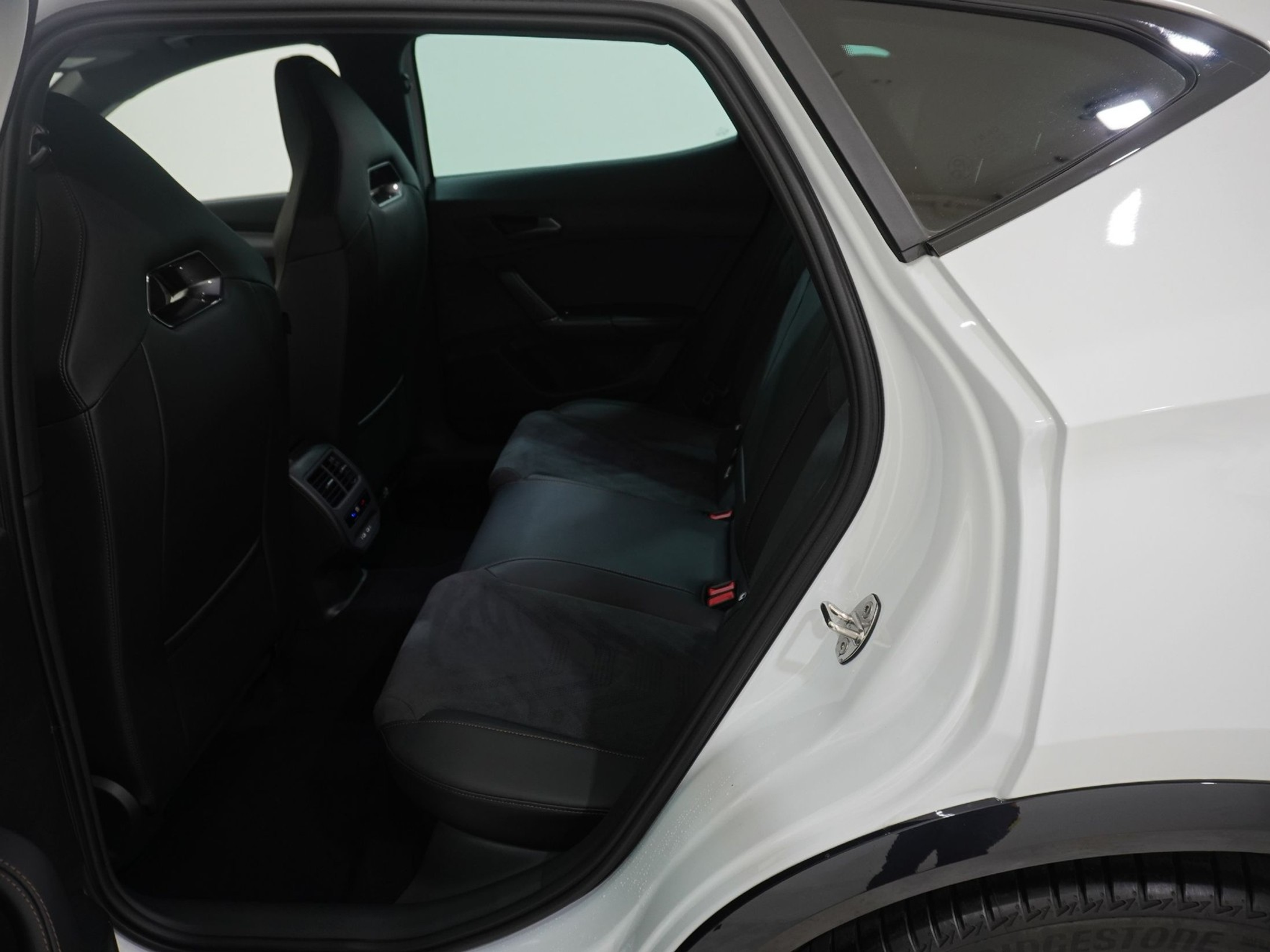 listing desktop thumbnail image 11