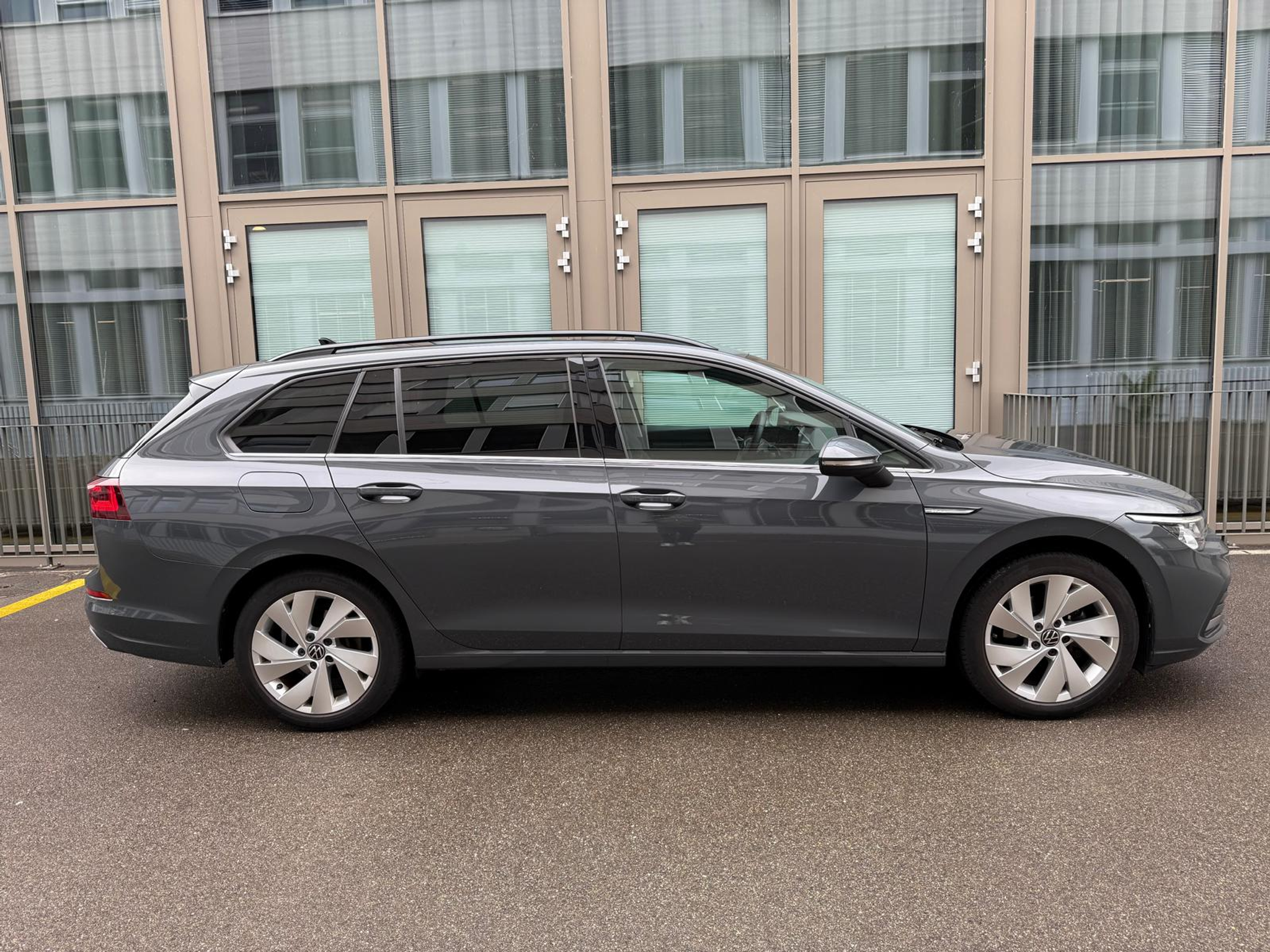 listing desktop thumbnail image 9