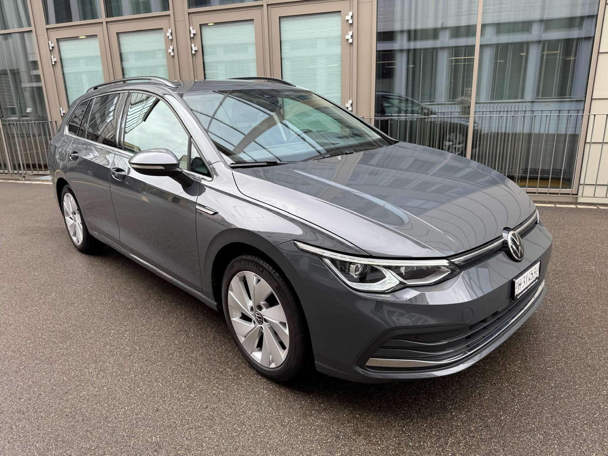 listing desktop thumbnail image 6