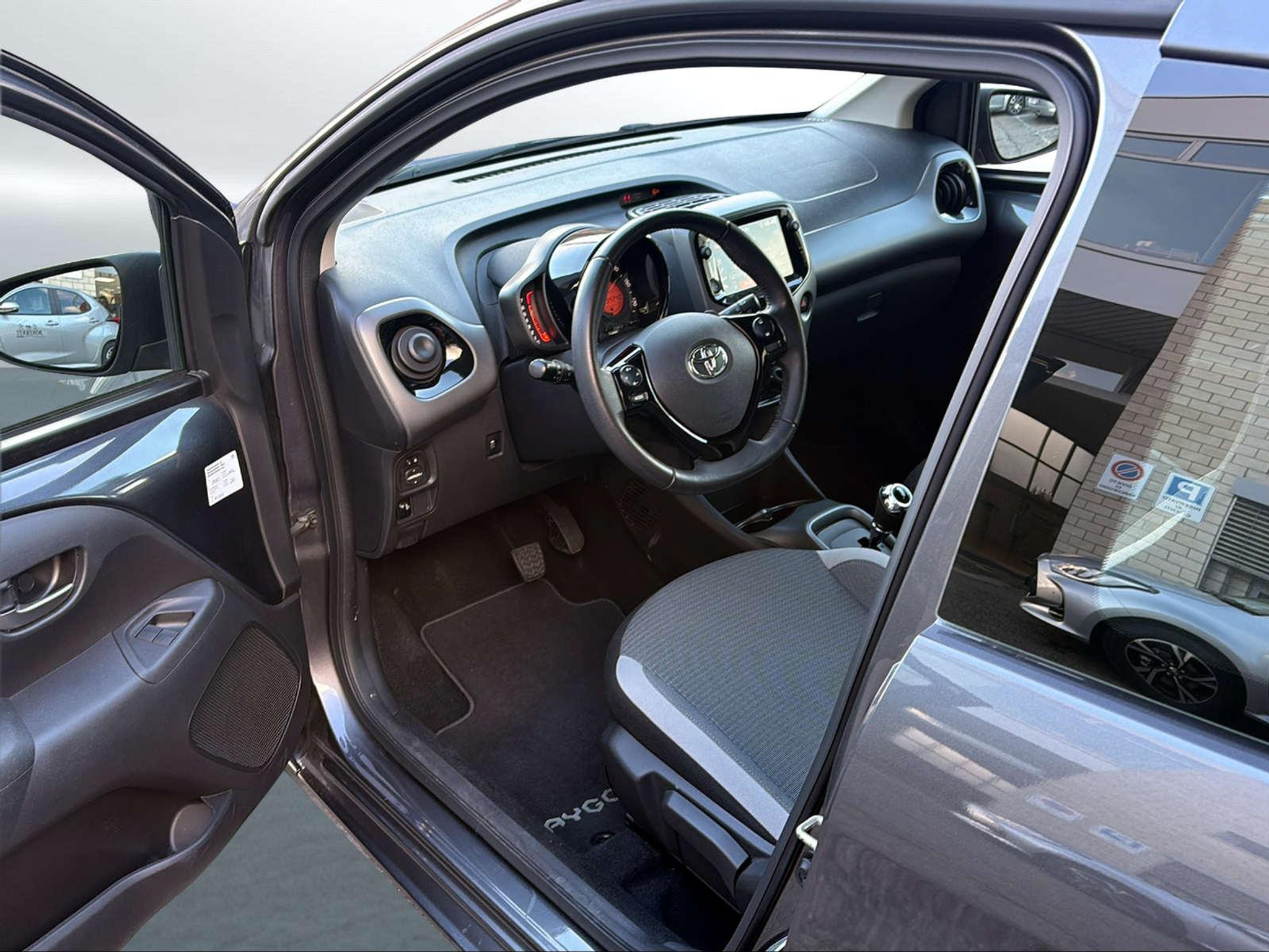 listing desktop thumbnail image 4