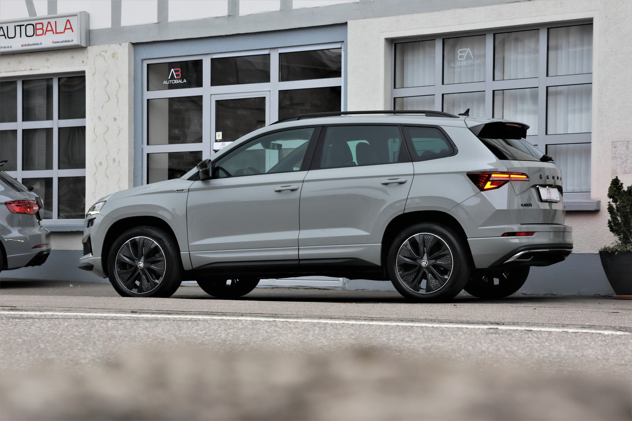 listing desktop thumbnail image 3