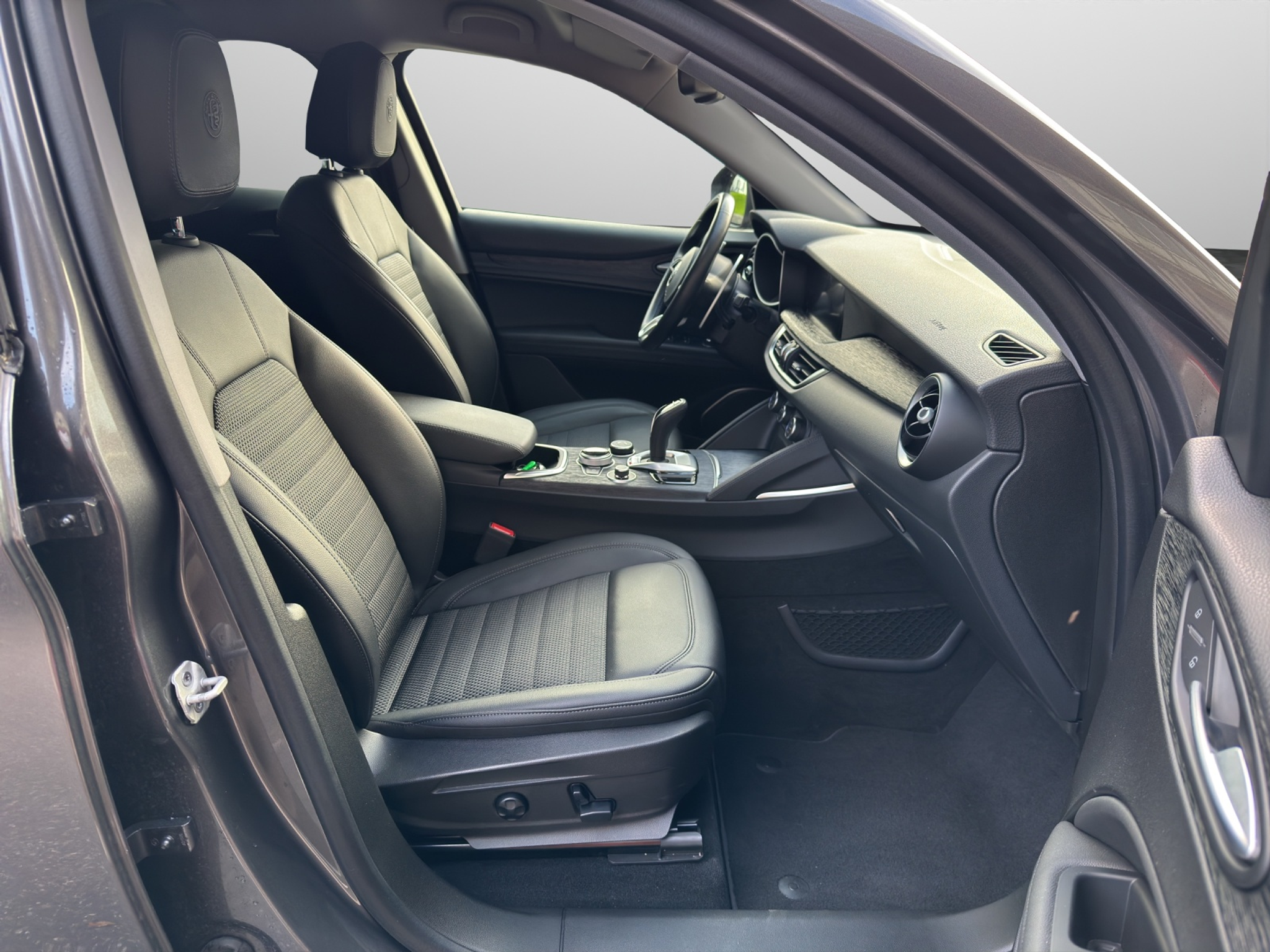 listing desktop thumbnail image 6