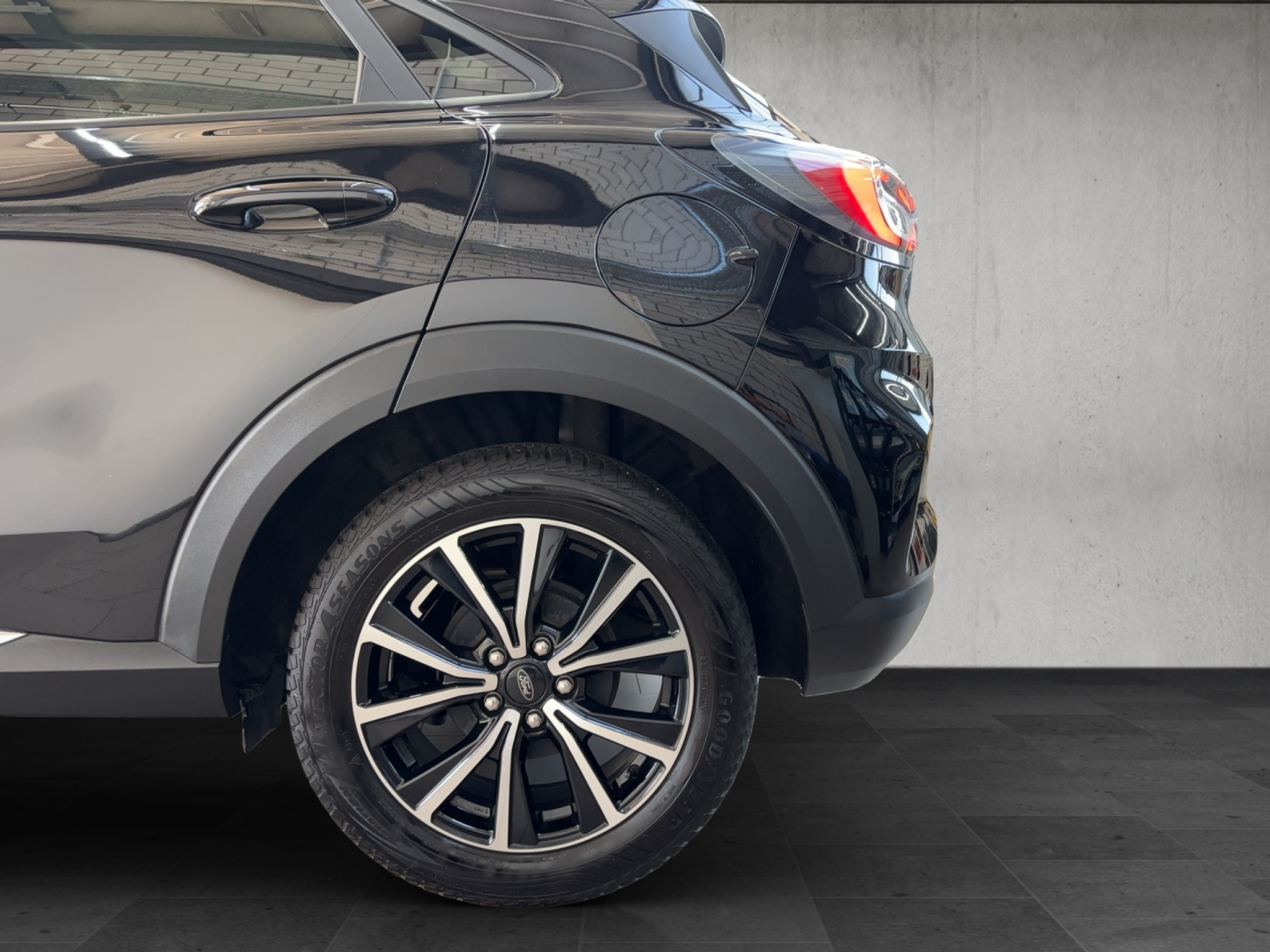 listing desktop thumbnail image 8