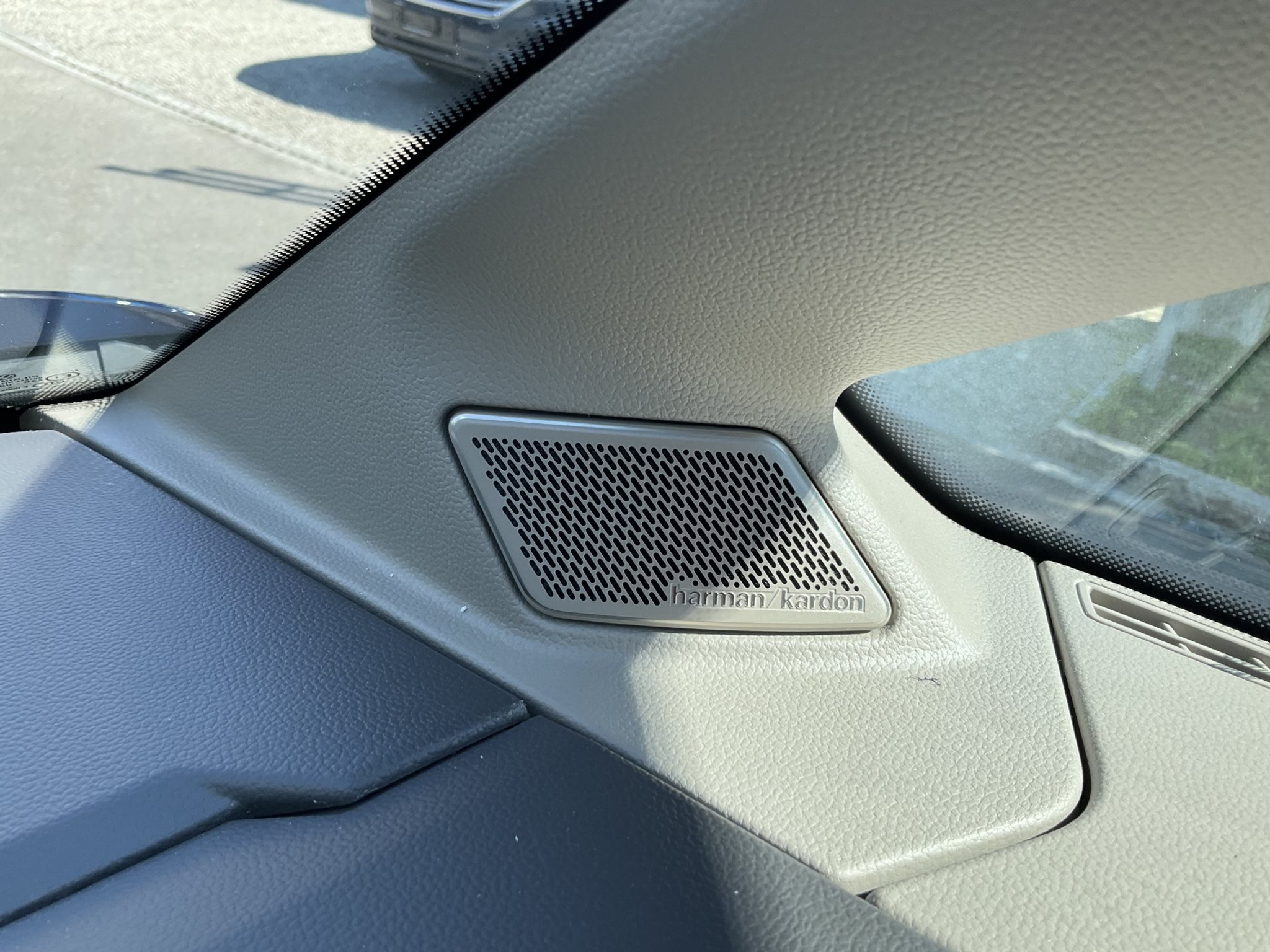 listing desktop thumbnail image 25