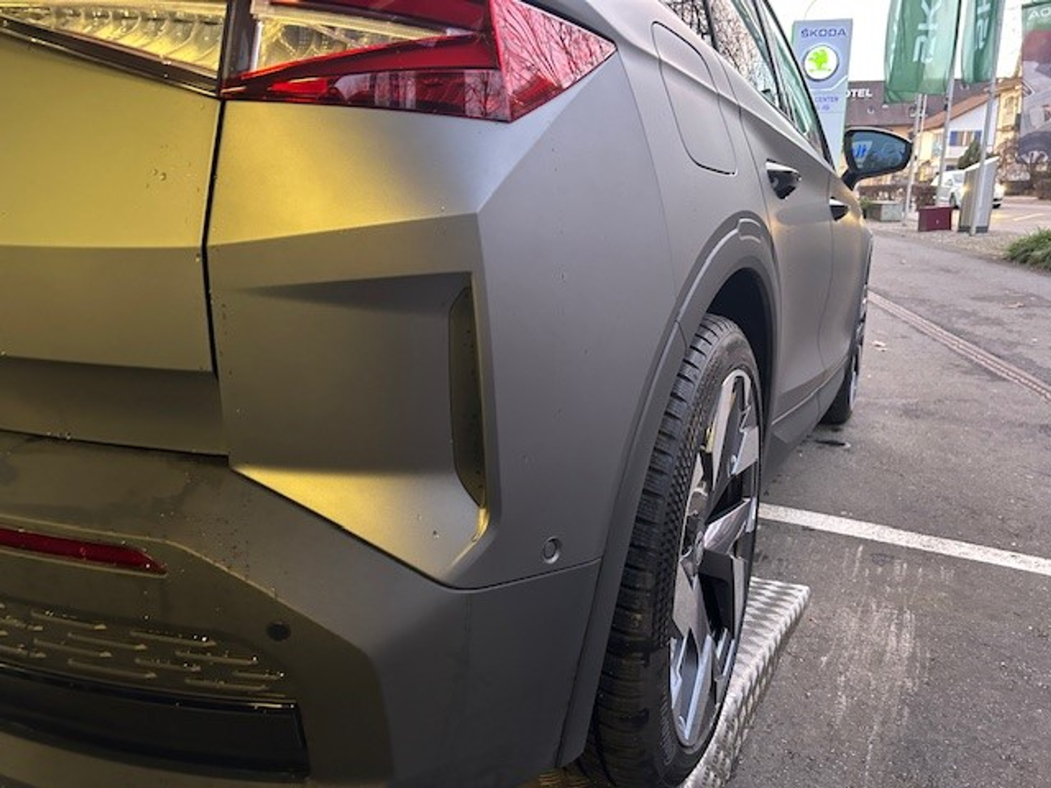 listing desktop thumbnail image 3