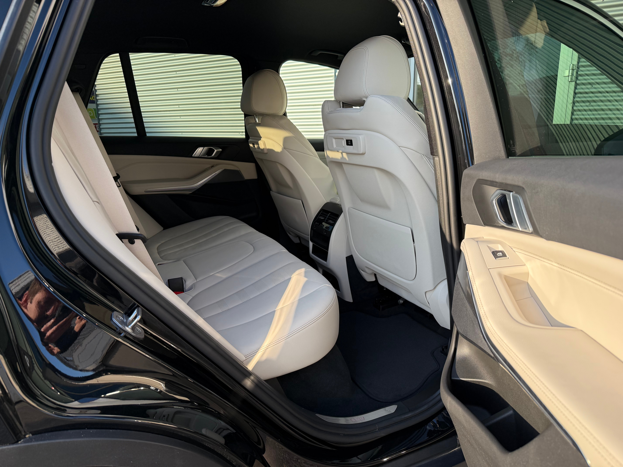 listing desktop thumbnail image 4