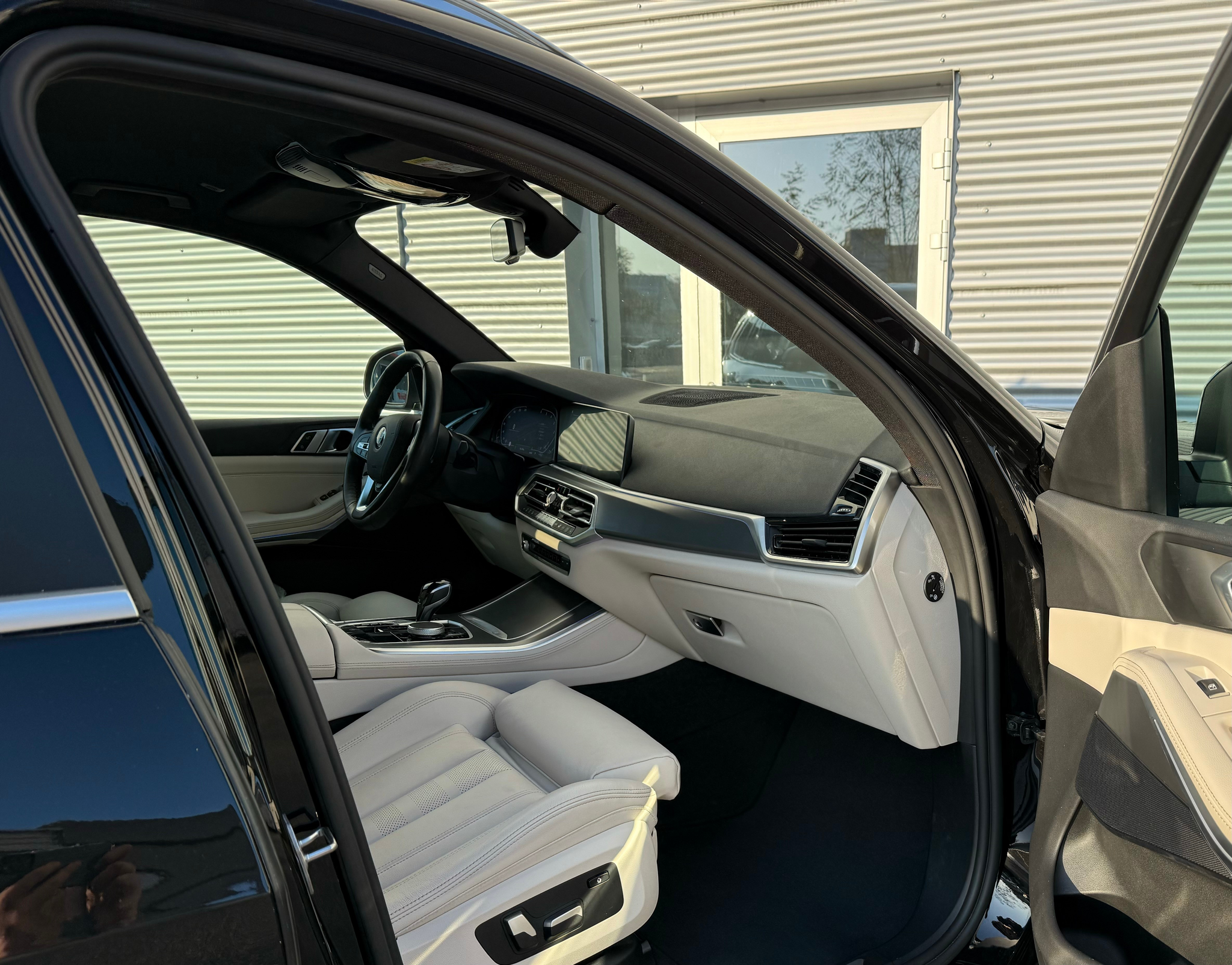 listing desktop thumbnail image 2