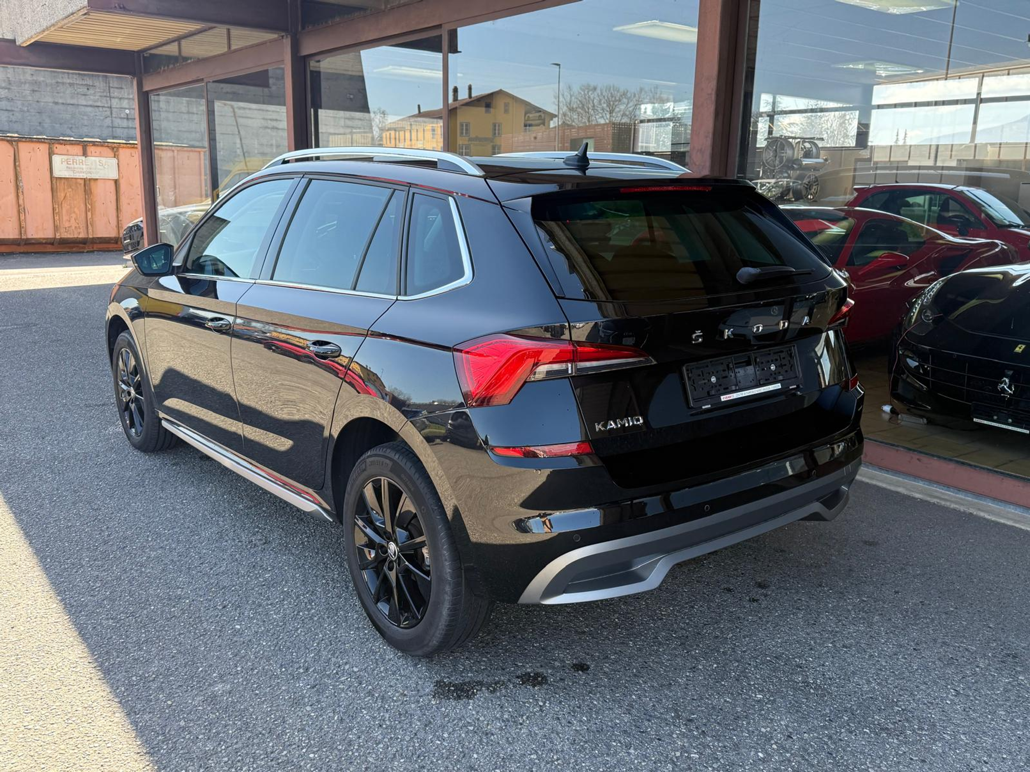 listing desktop thumbnail image 3