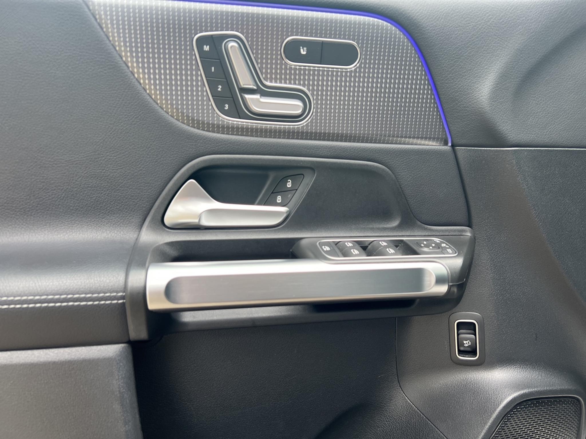 listing desktop thumbnail image 4