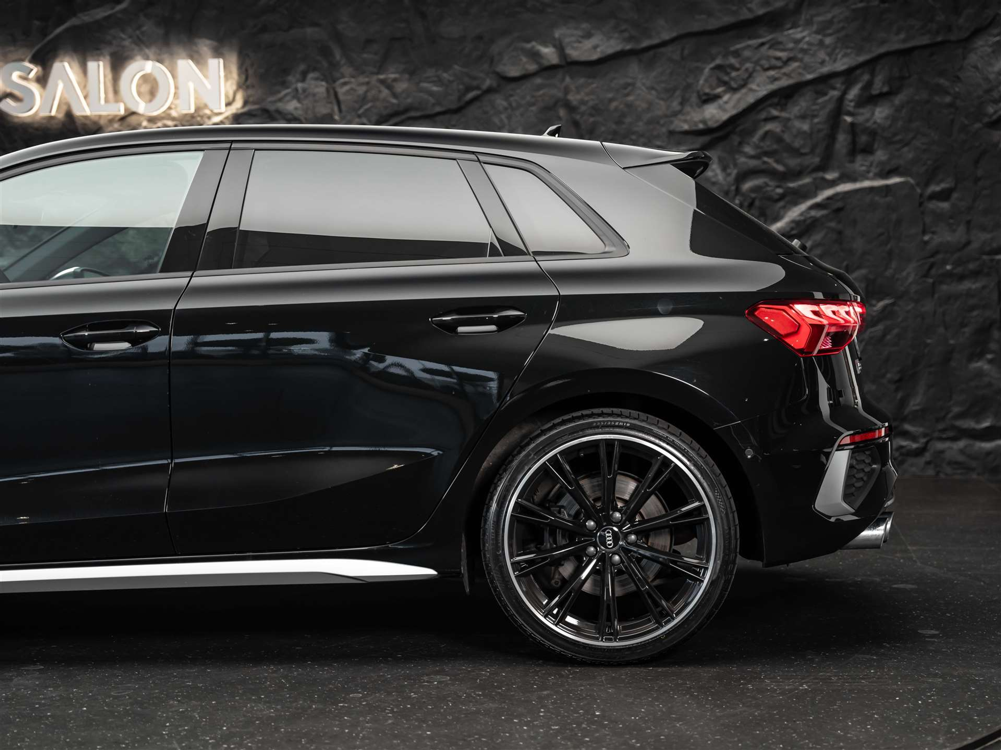 listing desktop thumbnail image 17