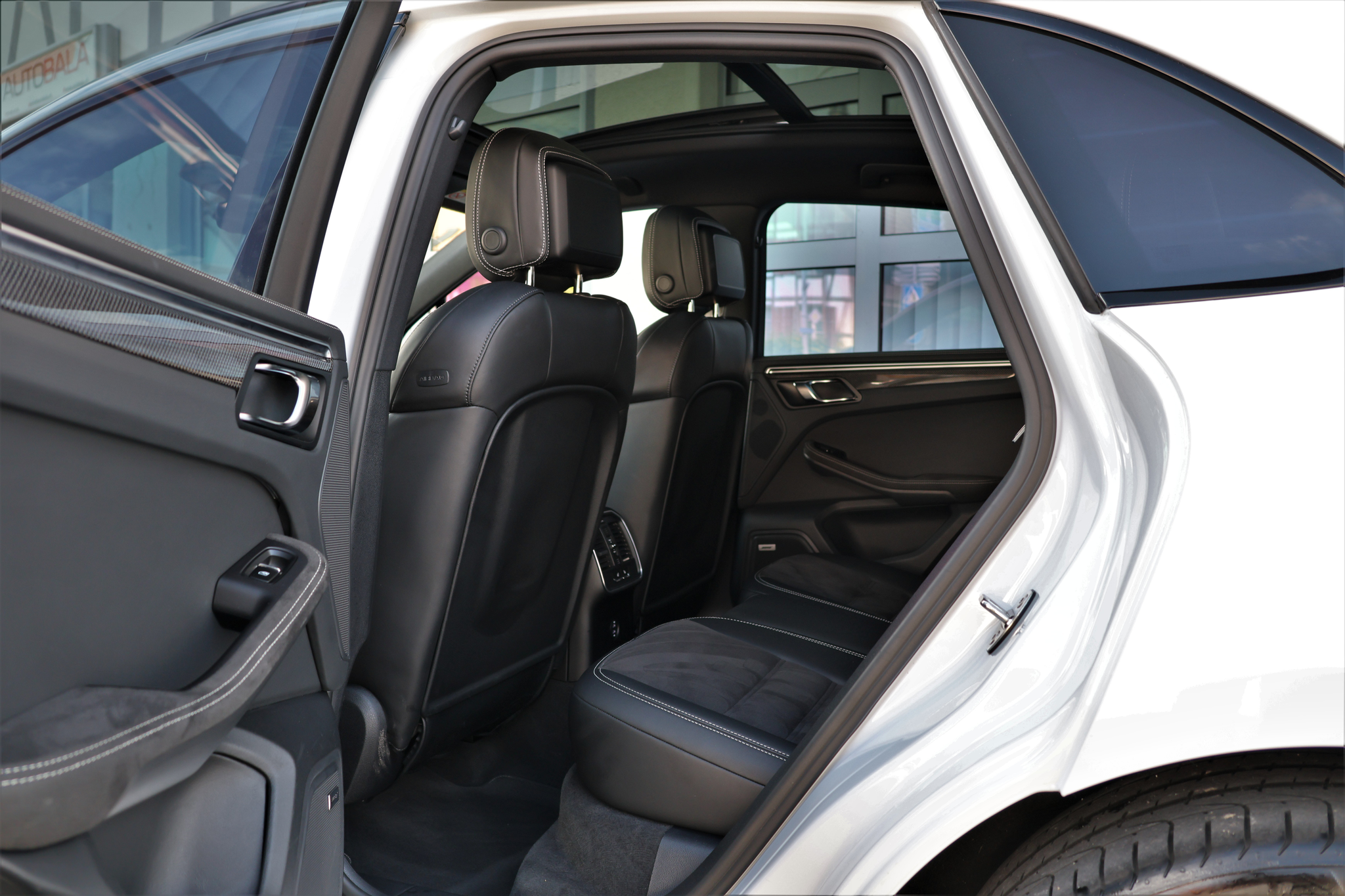 listing desktop thumbnail image 11