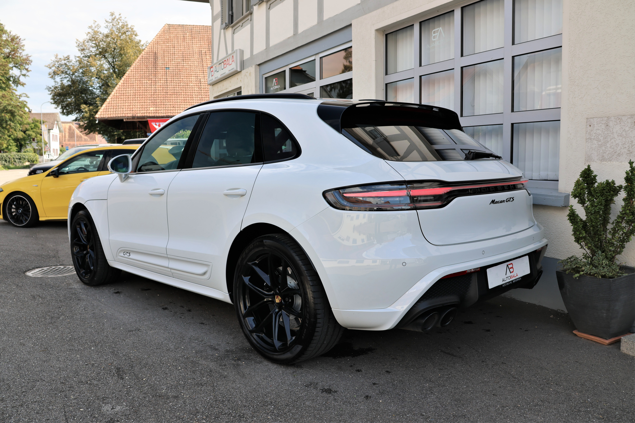 listing desktop thumbnail image 4