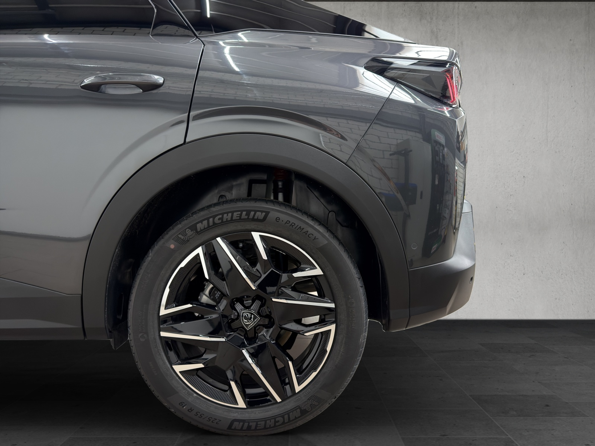 listing desktop thumbnail image 9