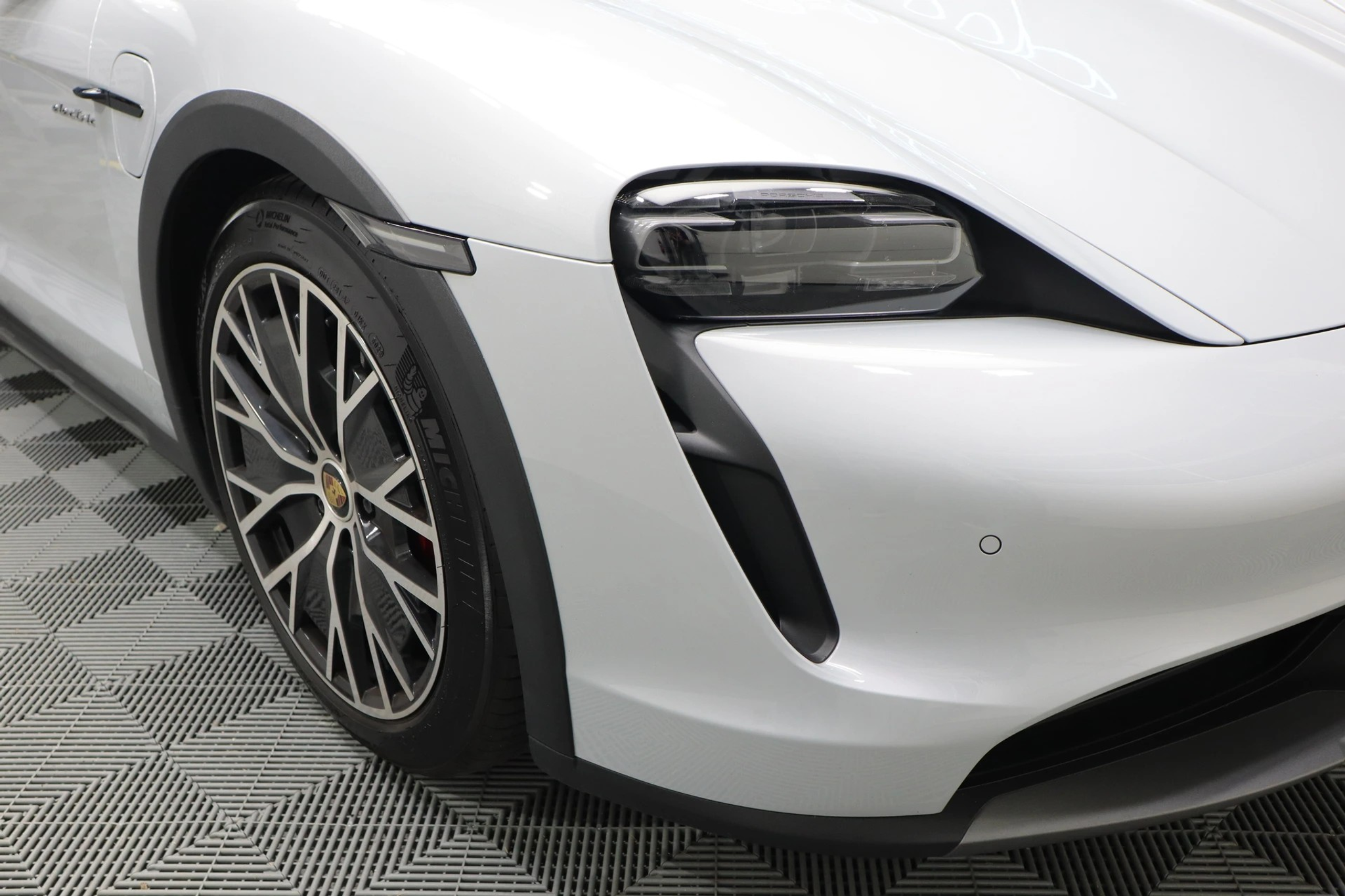 listing desktop thumbnail image 1