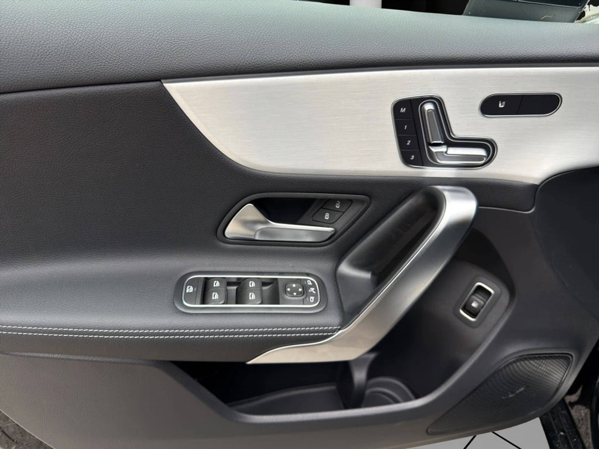 listing desktop thumbnail image 4