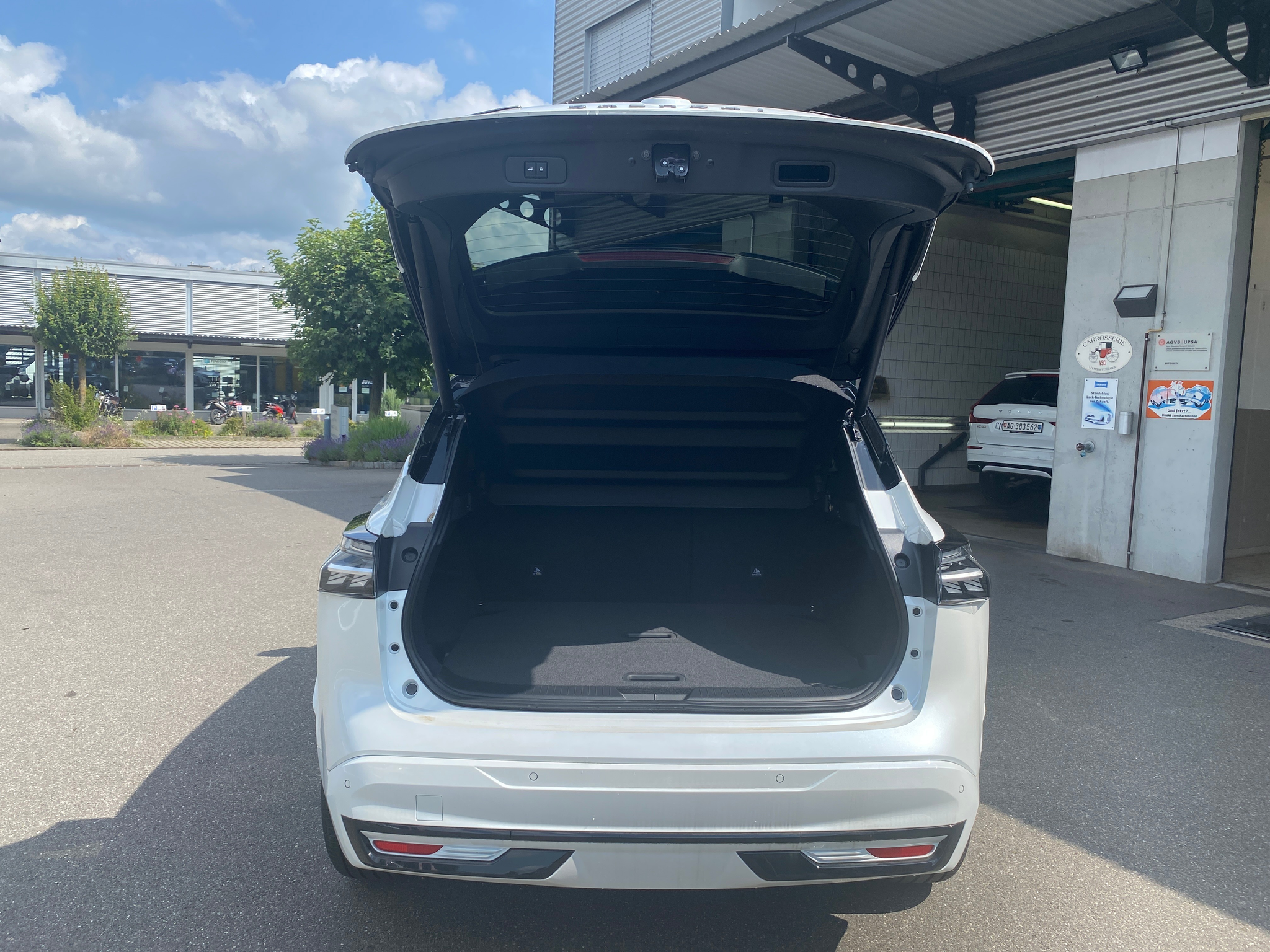 listing desktop thumbnail image 17