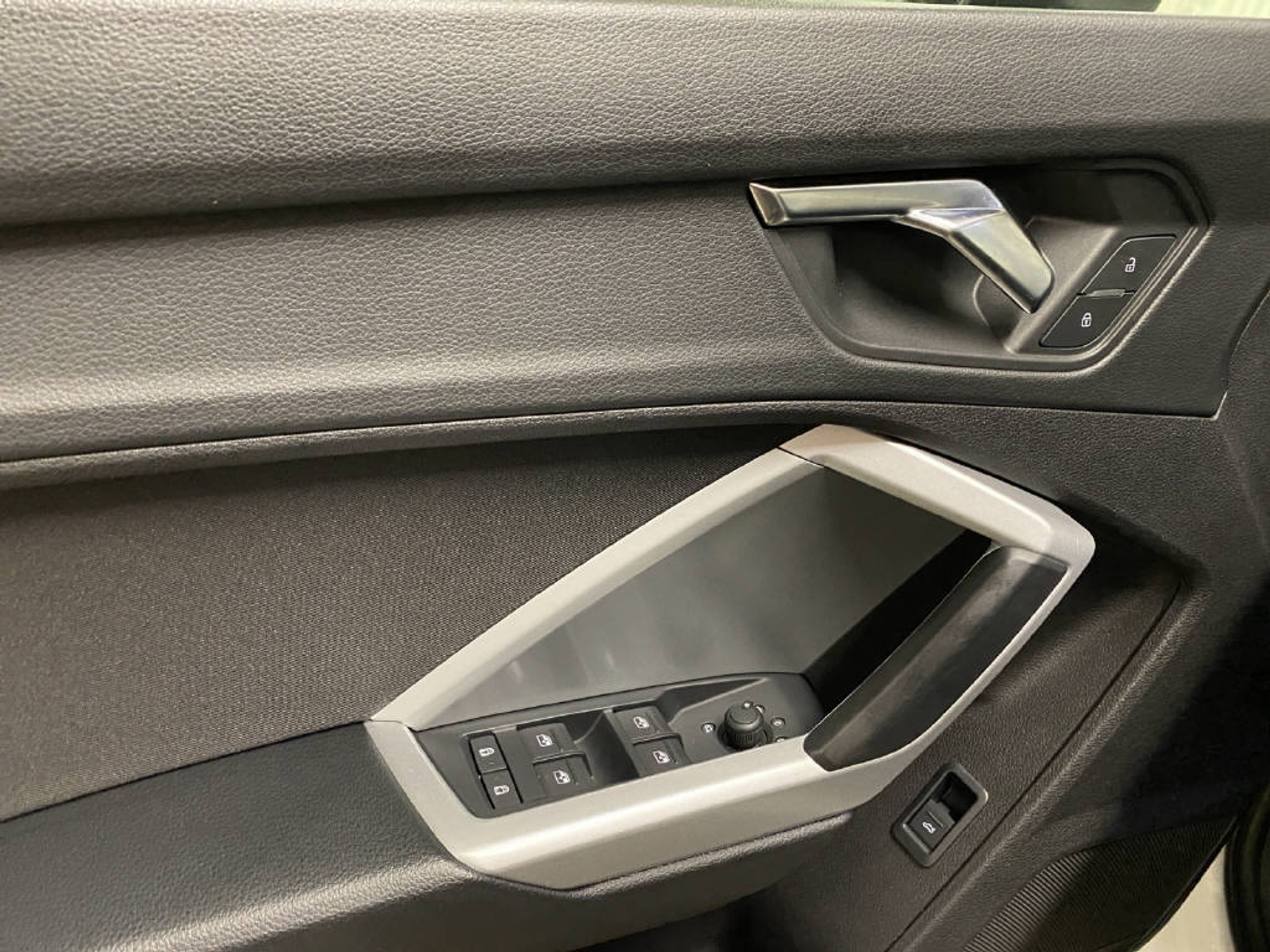 listing desktop thumbnail image 11