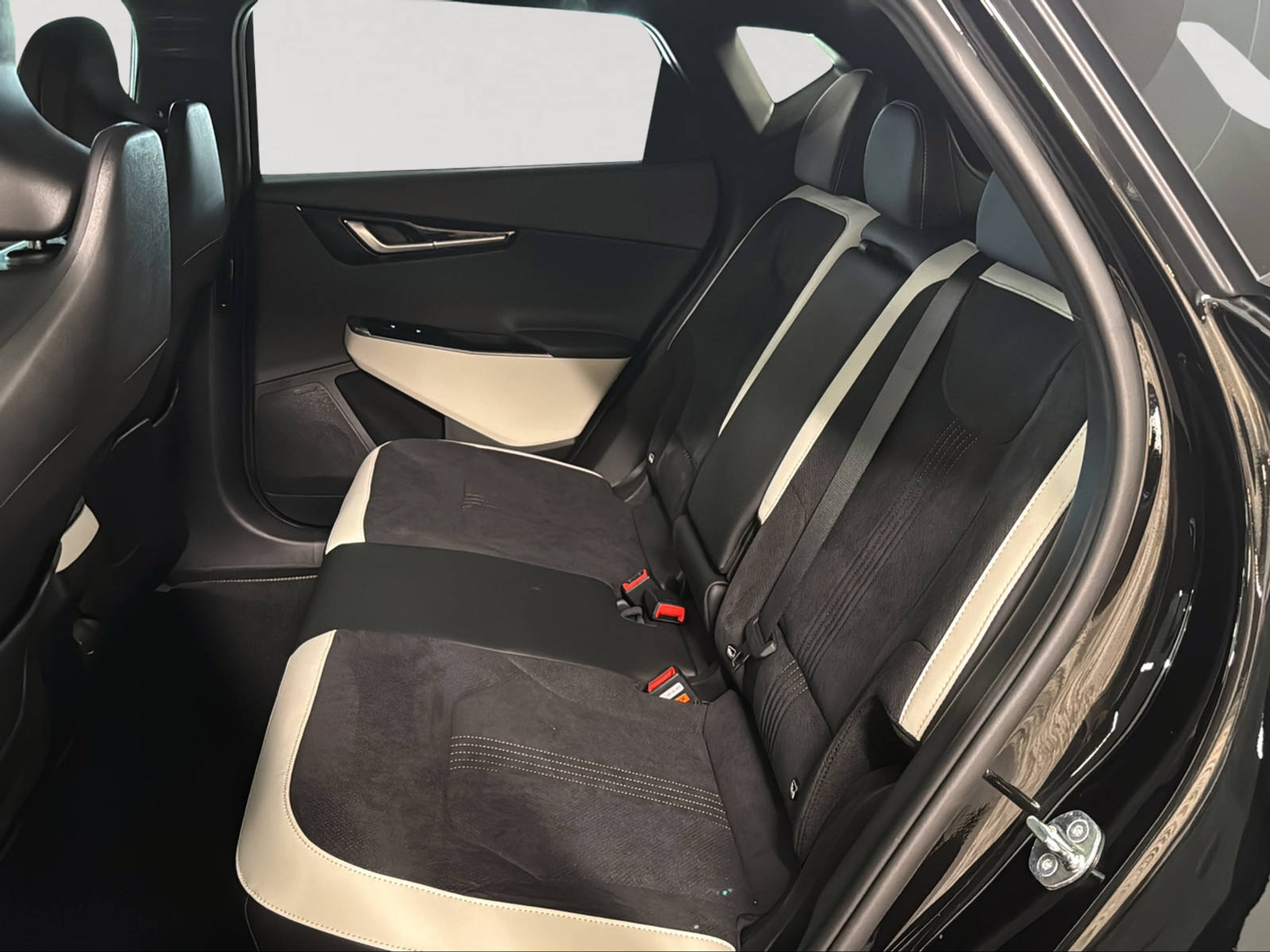 listing desktop thumbnail image 11