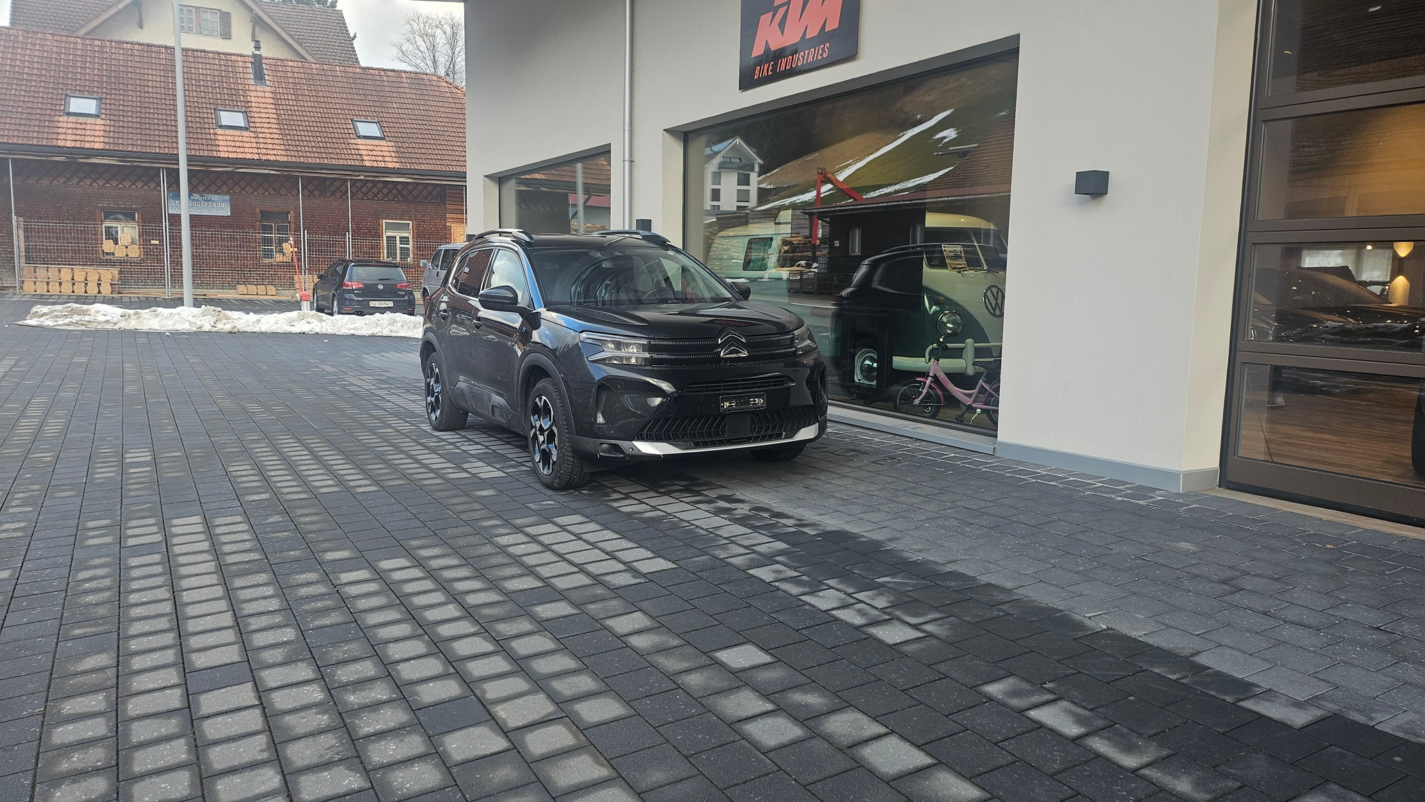 listing desktop thumbnail image 1