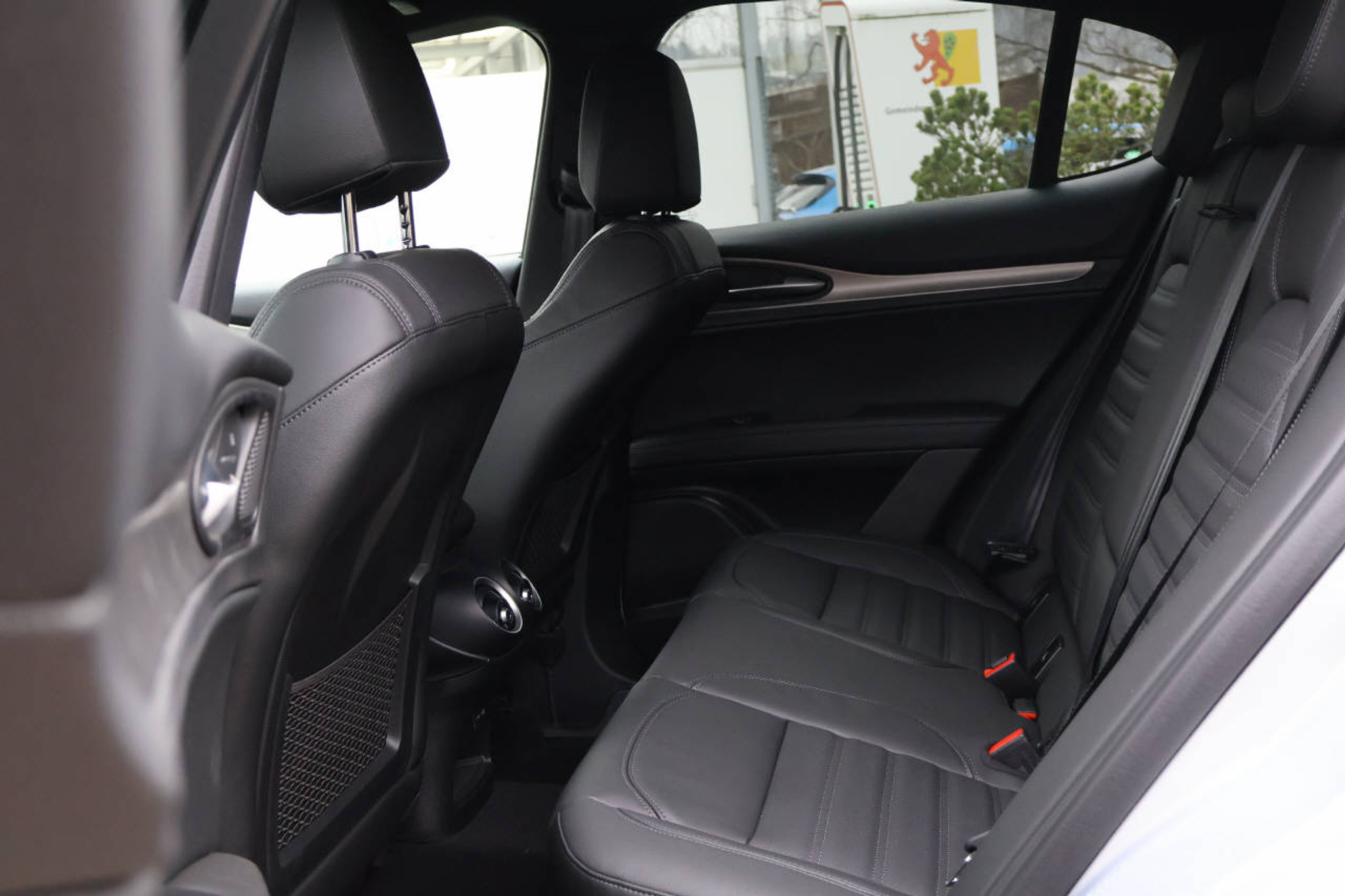 listing desktop thumbnail image 15