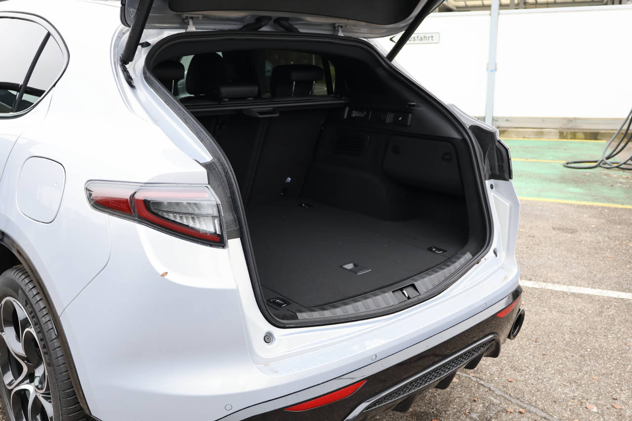 listing desktop thumbnail image 4