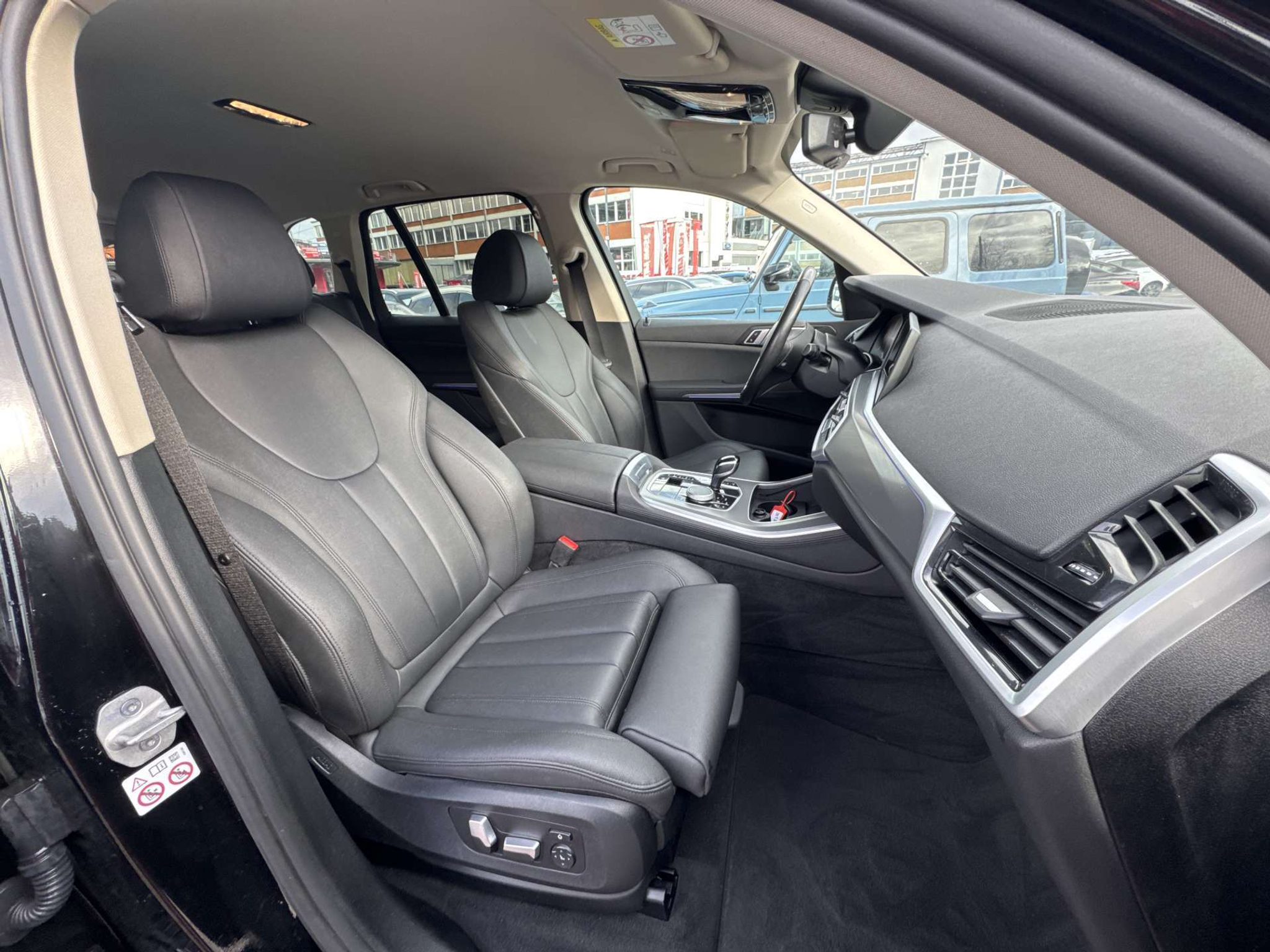 listing desktop thumbnail image 12