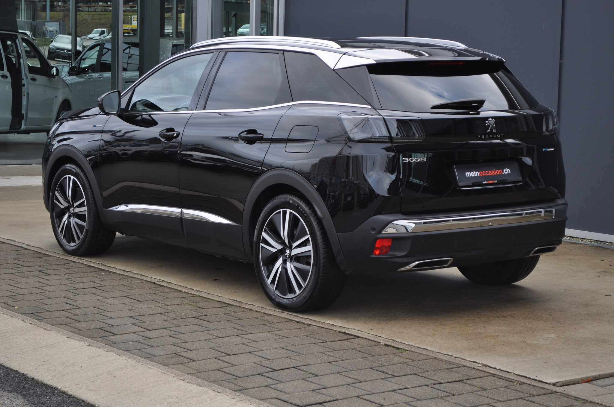 listing desktop thumbnail image 3