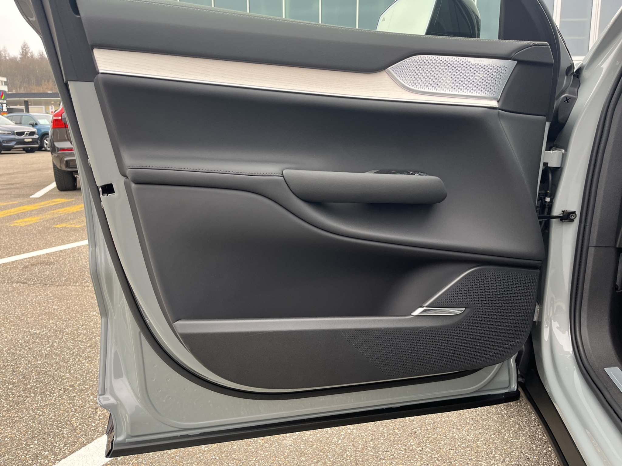 listing desktop thumbnail image 12