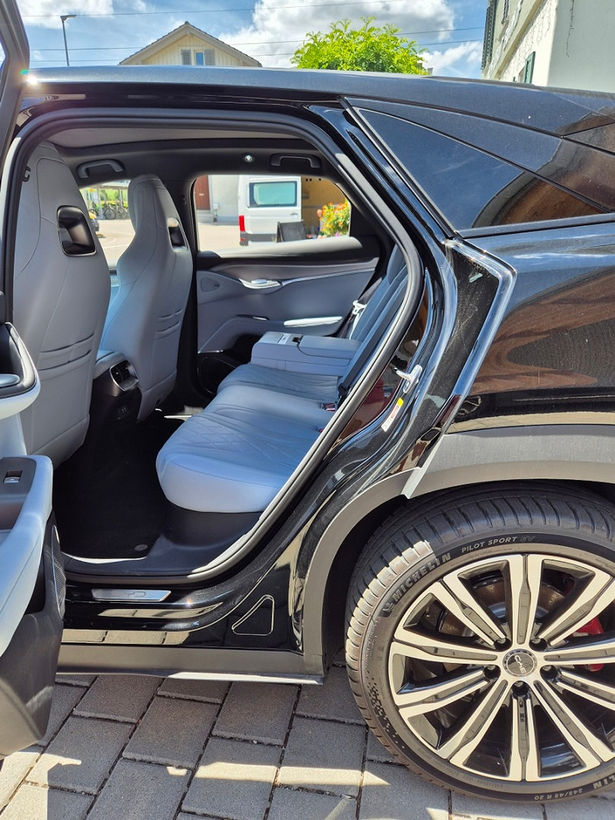 listing desktop thumbnail image 3