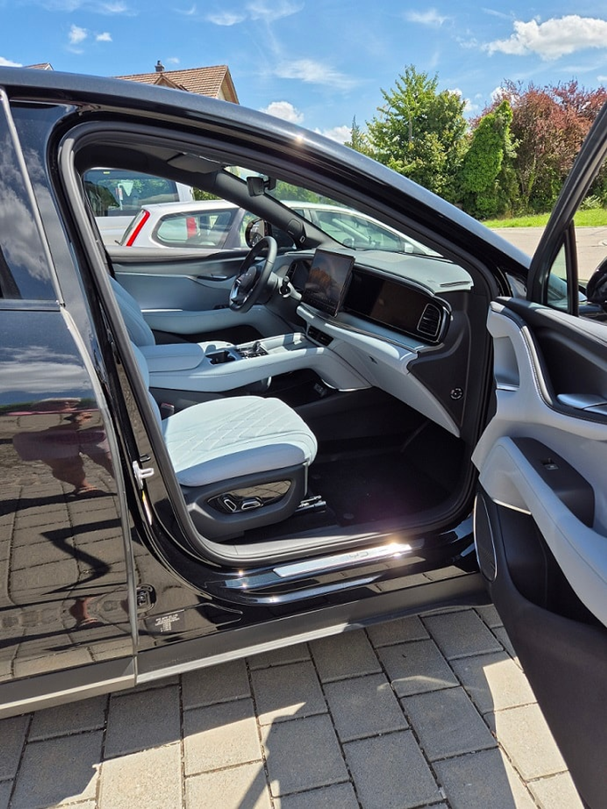 listing desktop thumbnail image 2