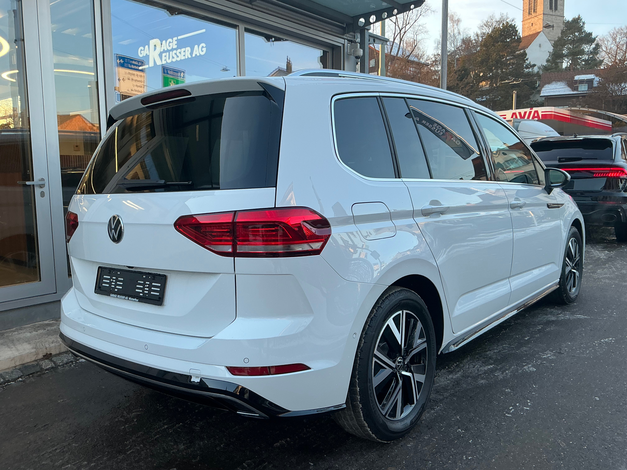 listing desktop thumbnail image 3