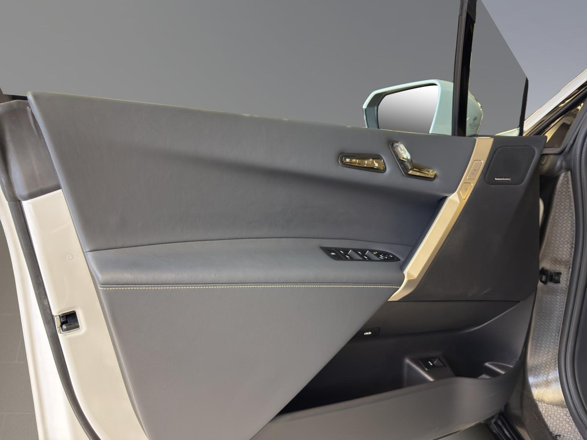 listing desktop thumbnail image 14