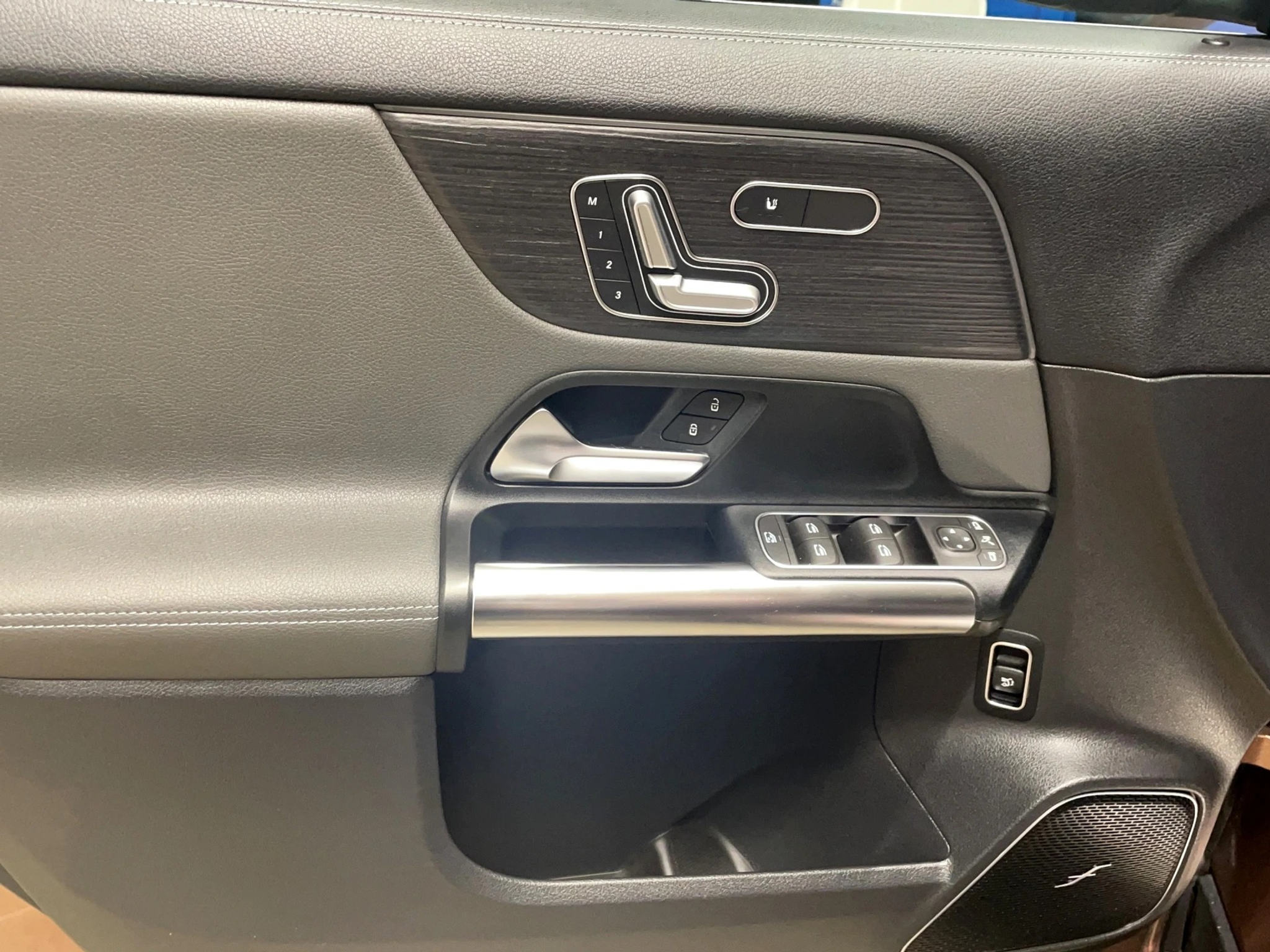 listing desktop thumbnail image 13