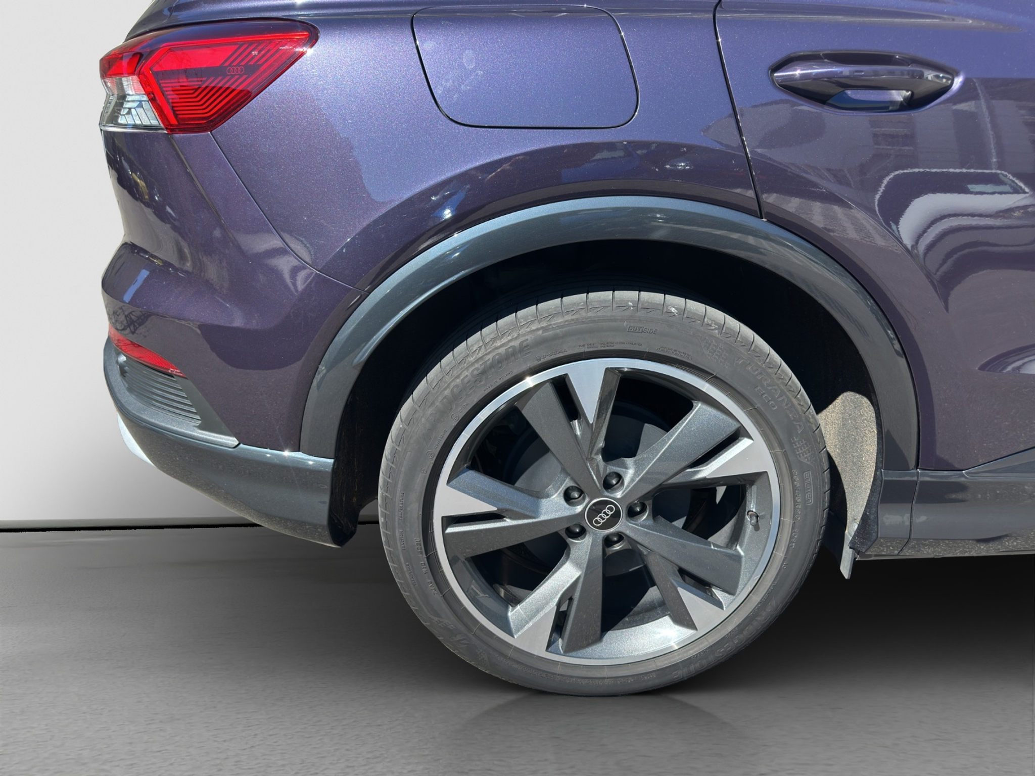 listing desktop thumbnail image 4