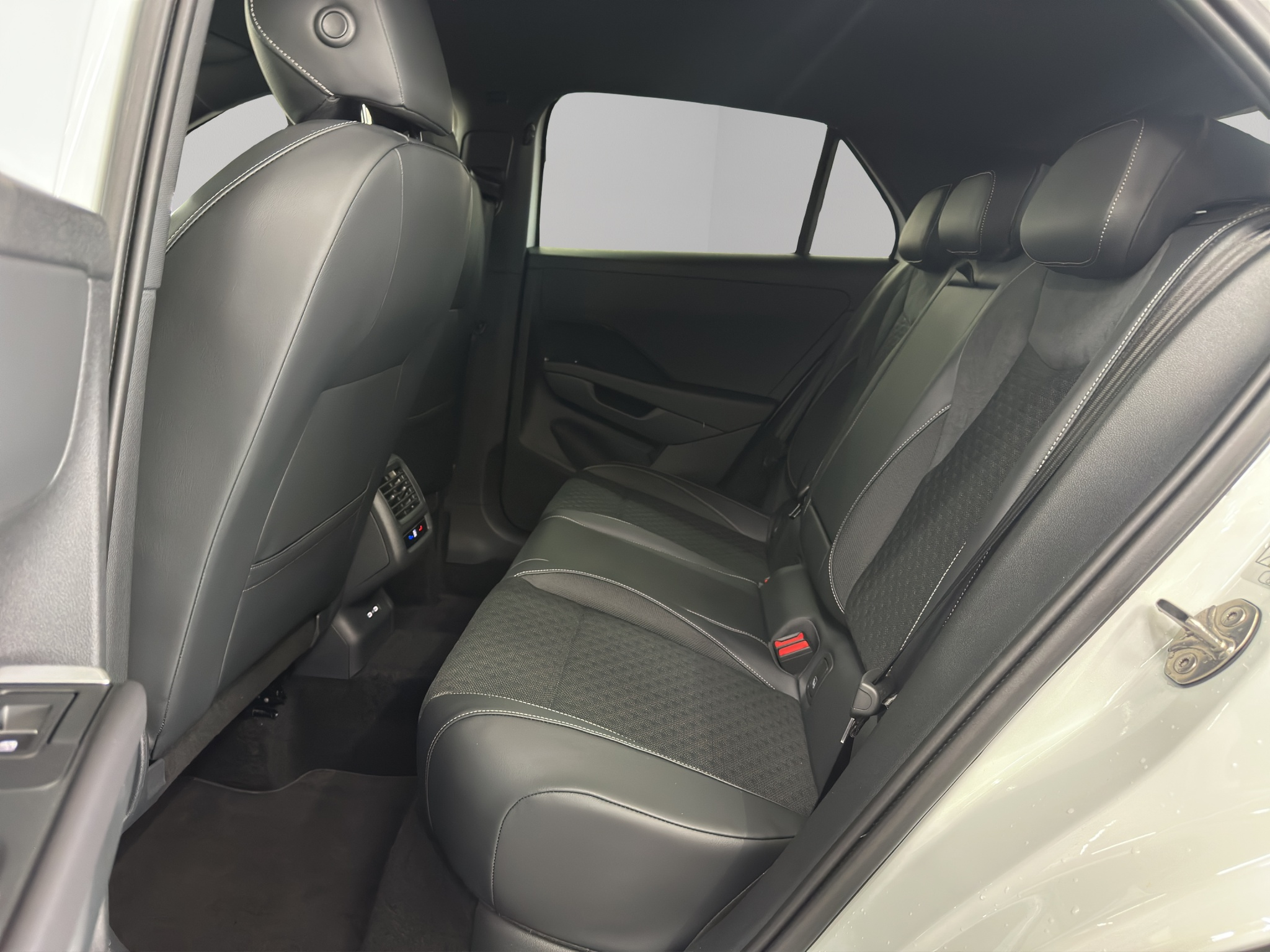 listing desktop thumbnail image 10