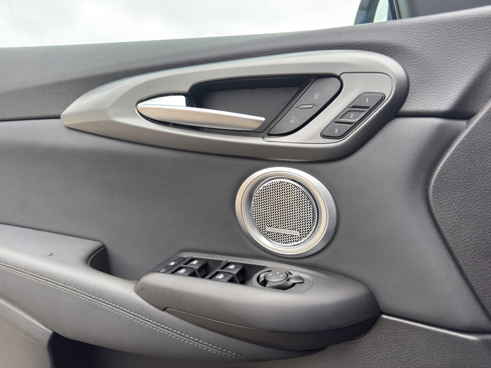 listing desktop thumbnail image 24