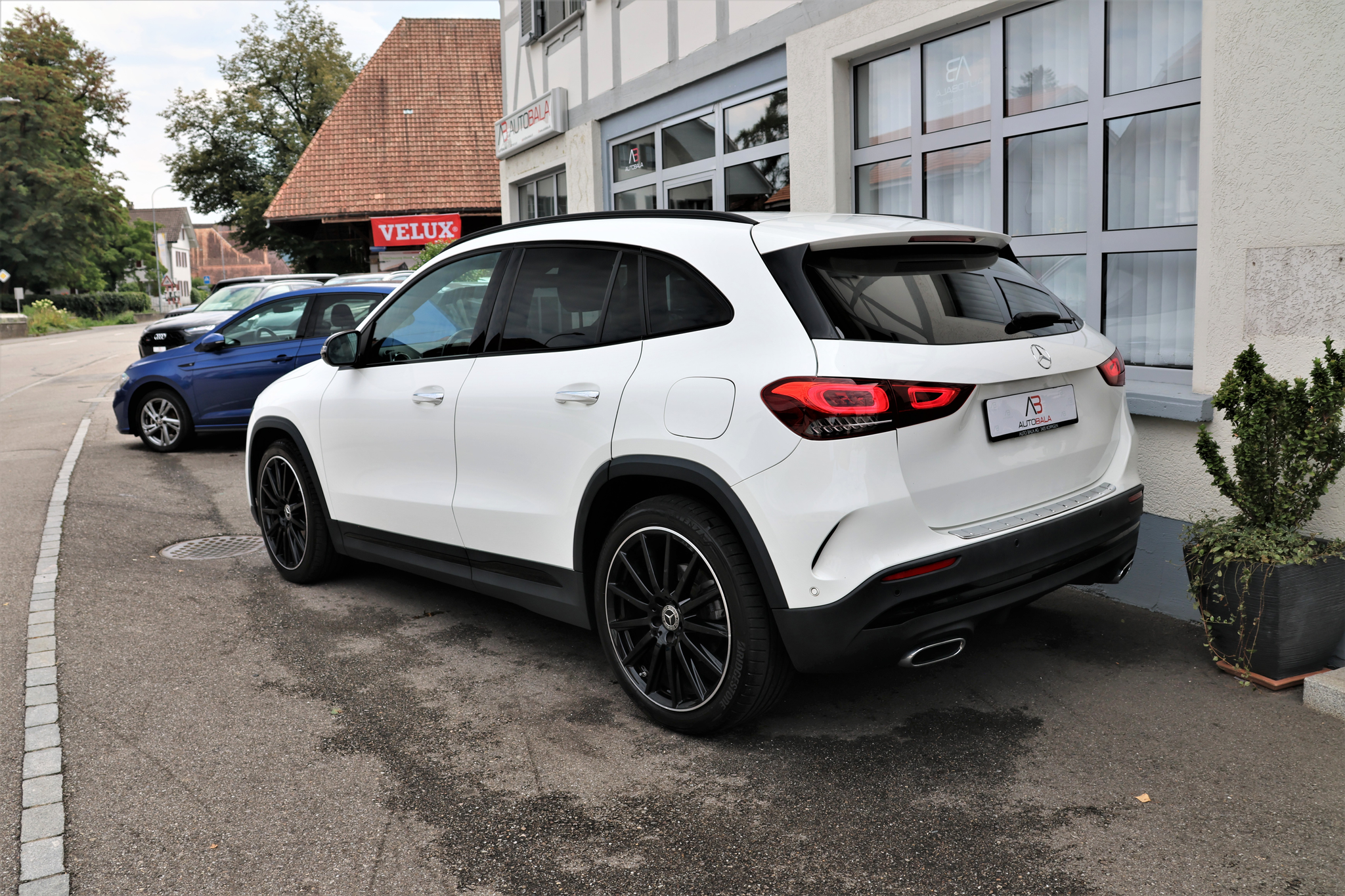 listing desktop thumbnail image 5