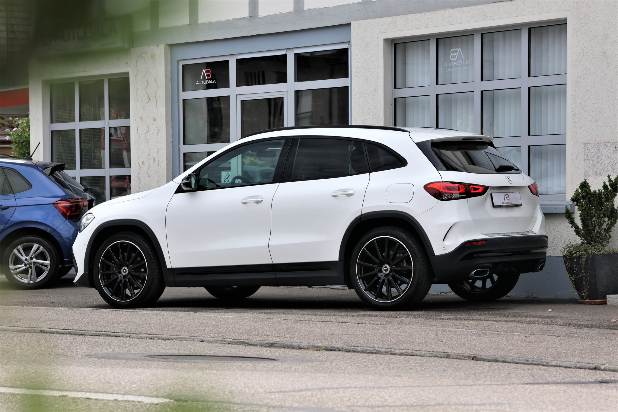 listing desktop thumbnail image 3