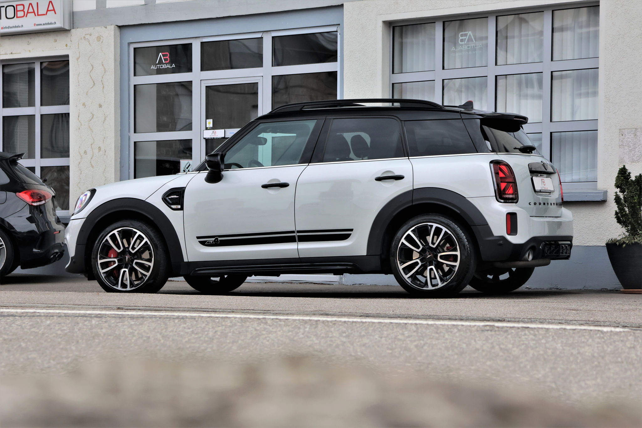 listing desktop thumbnail image 3