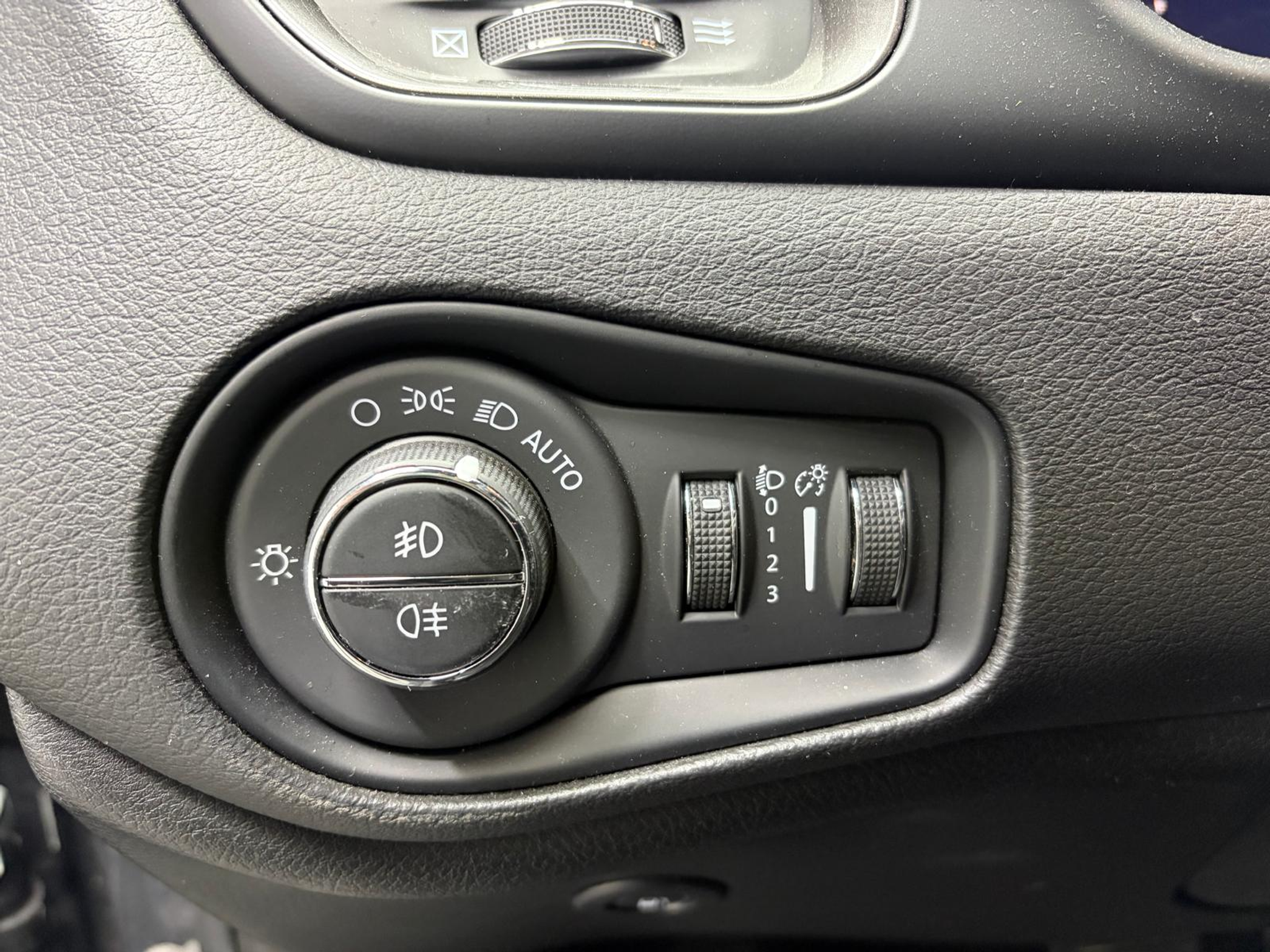 listing desktop thumbnail image 27