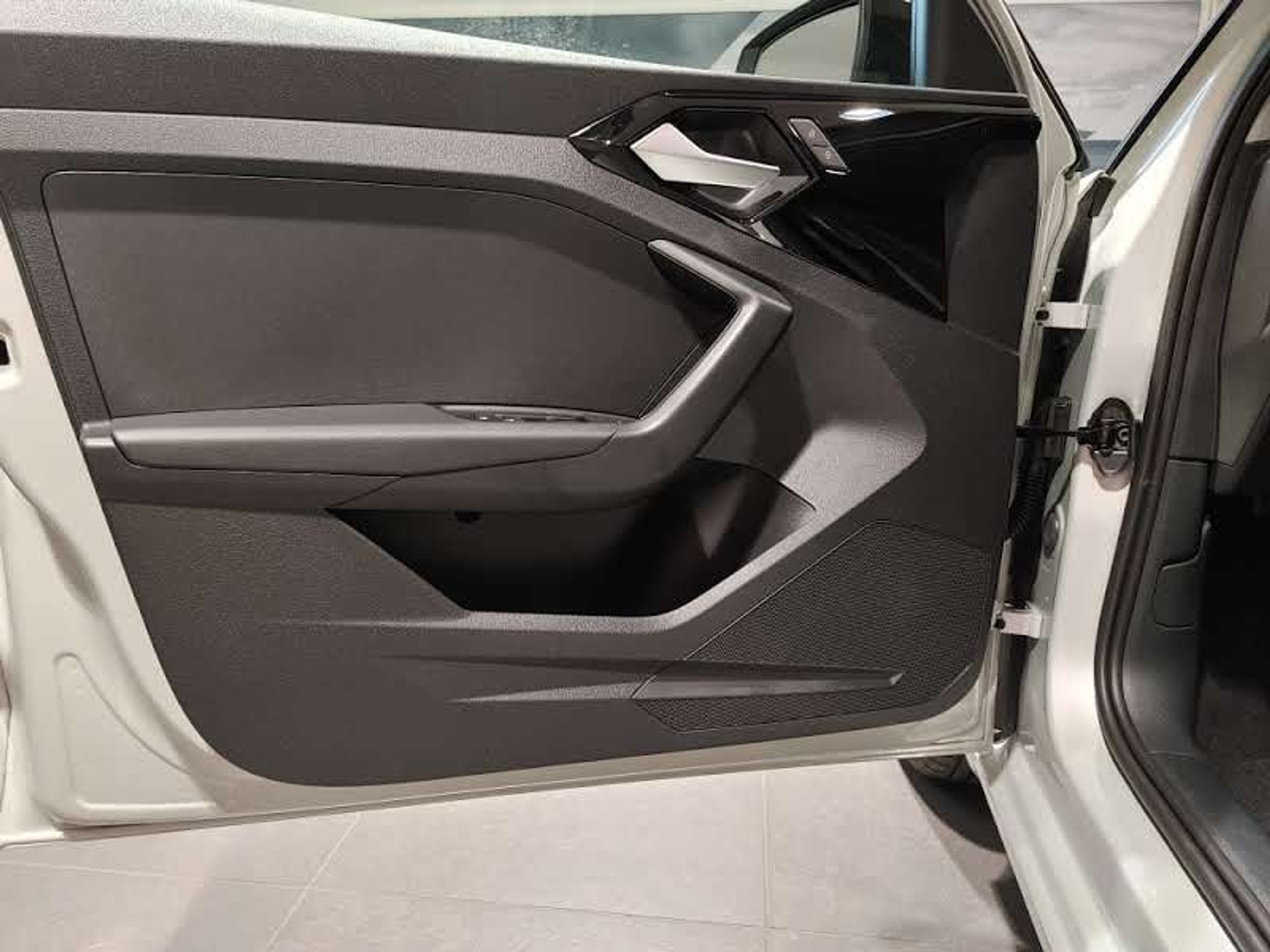 listing desktop thumbnail image 2