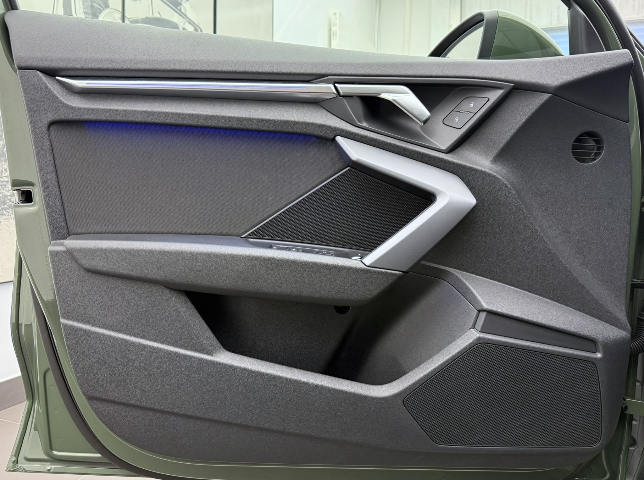 listing desktop thumbnail image 3