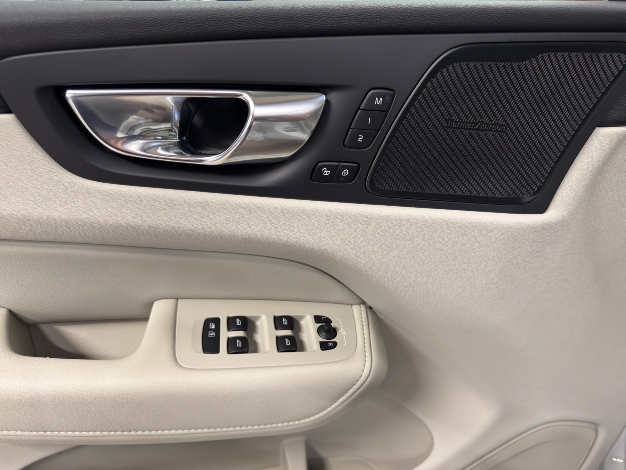 listing desktop thumbnail image 12