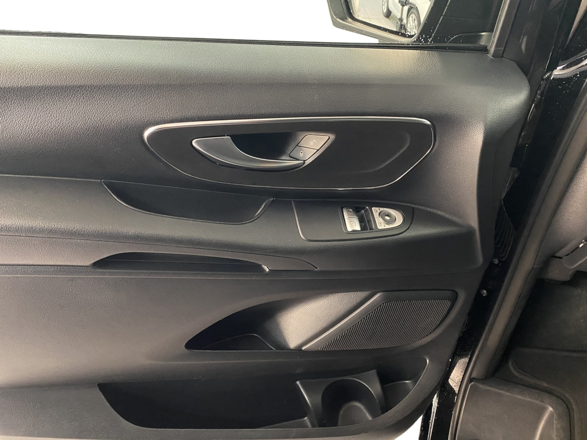 listing desktop thumbnail image 9