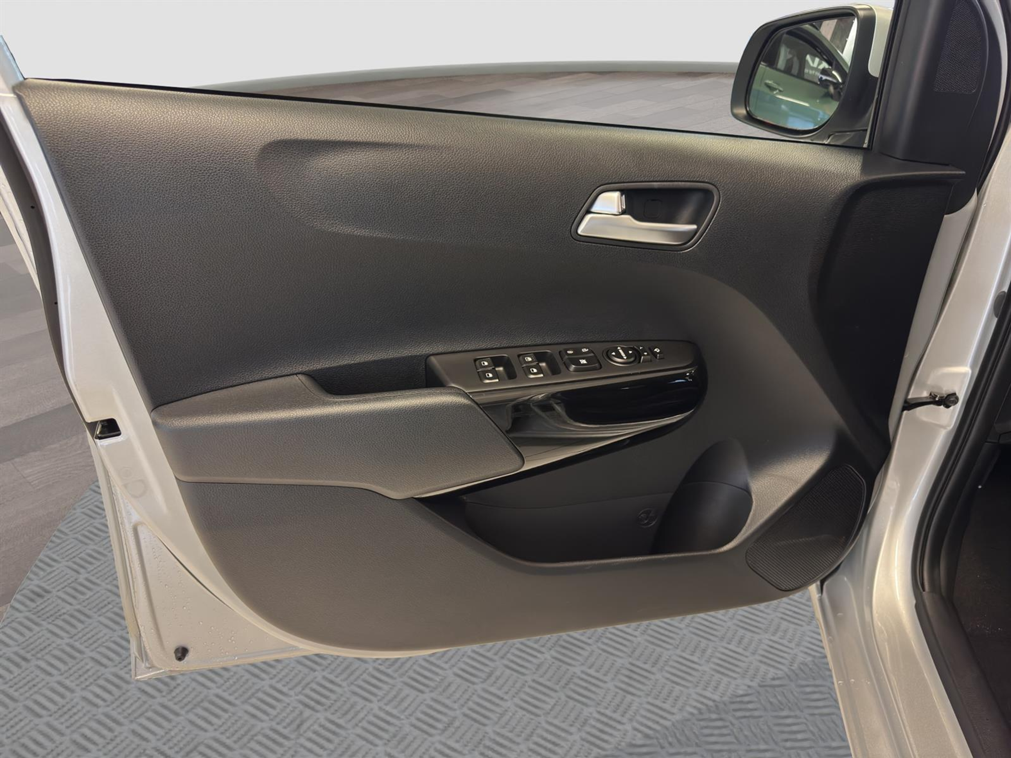 listing desktop thumbnail image 7