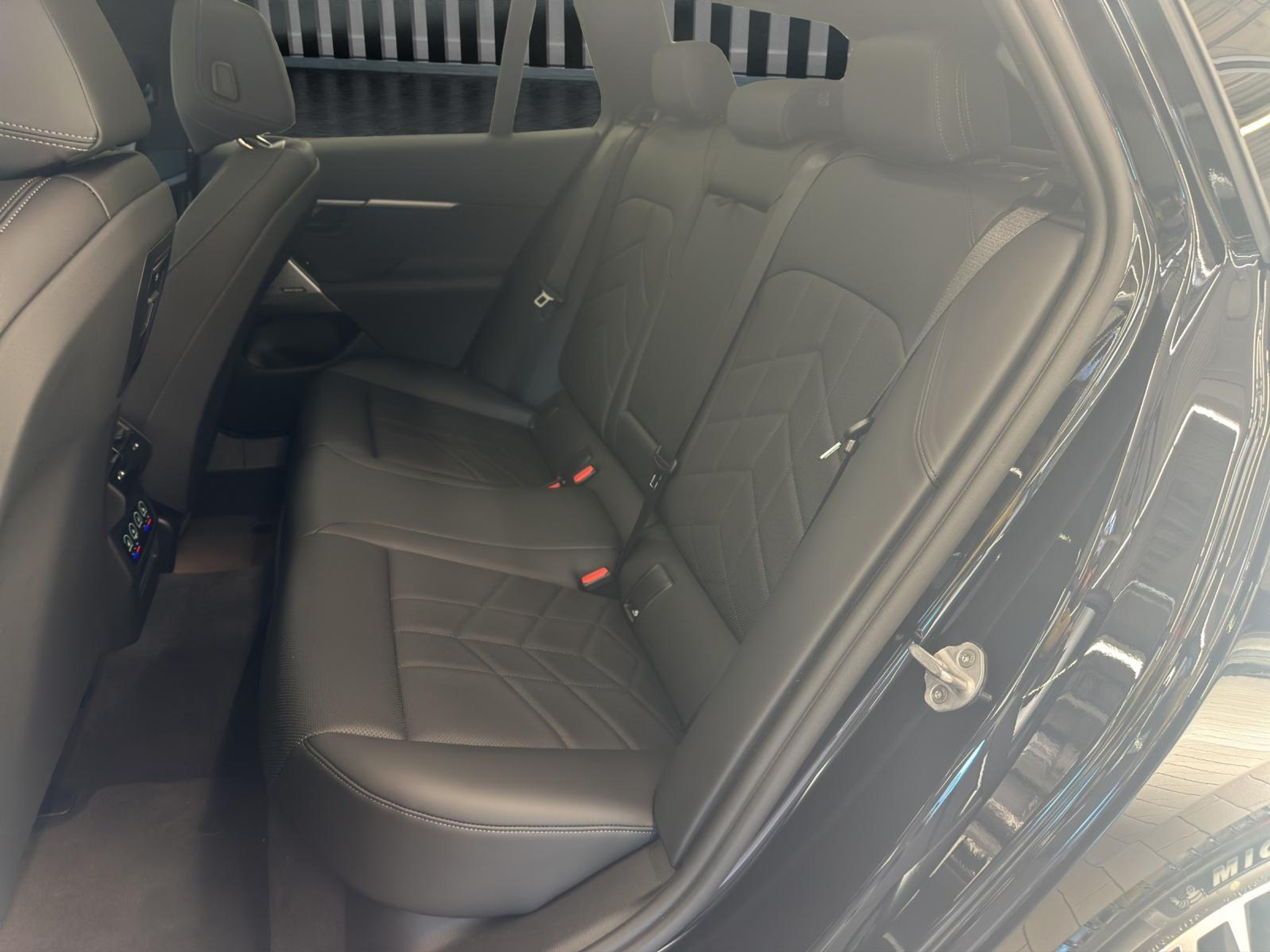 listing desktop thumbnail image 19